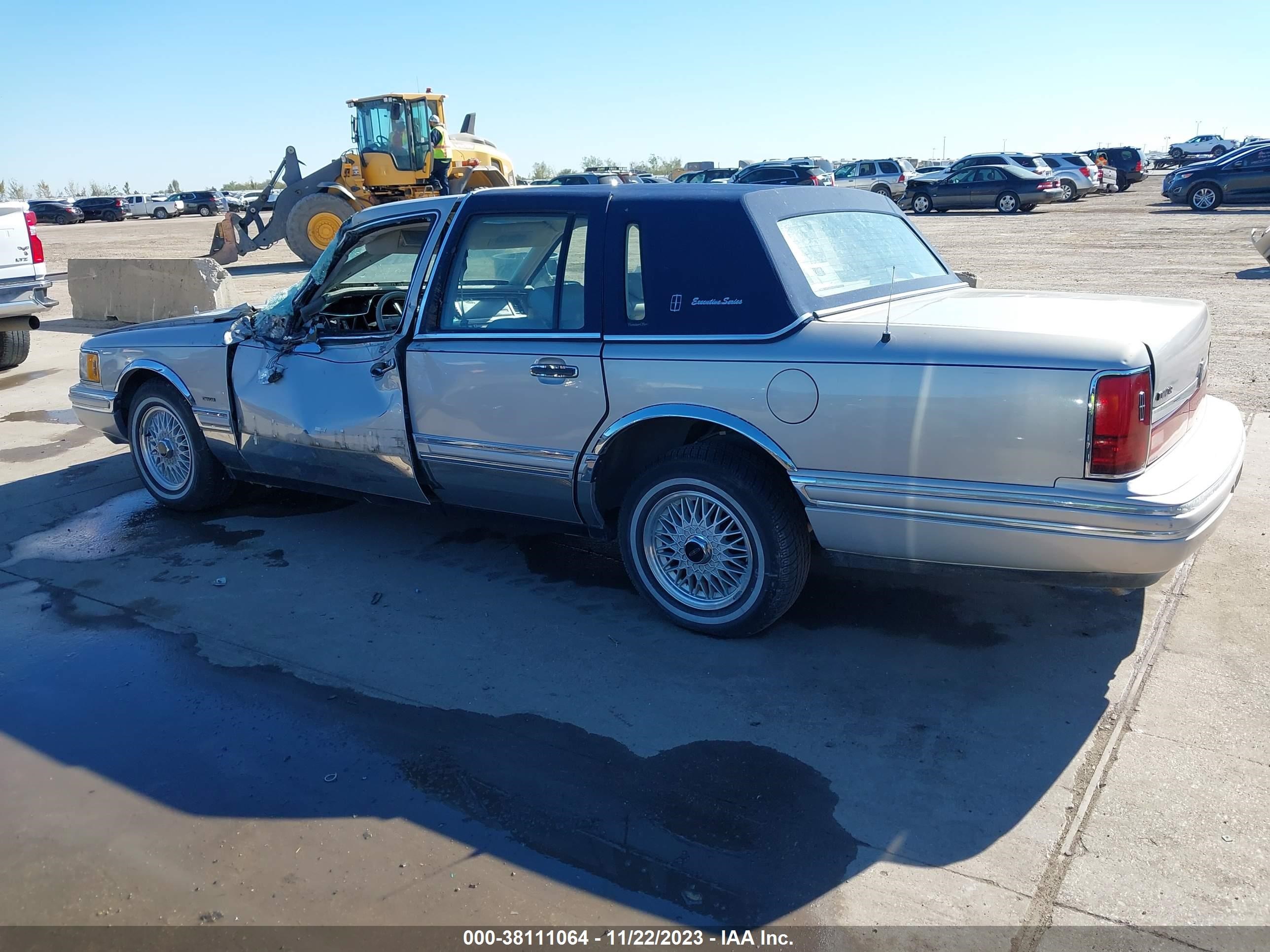 Photo 13 VIN: 1LNCM82W1MY778943 - LINCOLN TOWN CAR 