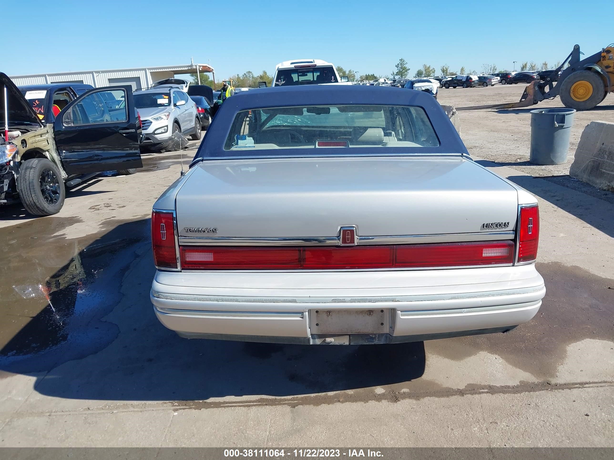 Photo 15 VIN: 1LNCM82W1MY778943 - LINCOLN TOWN CAR 