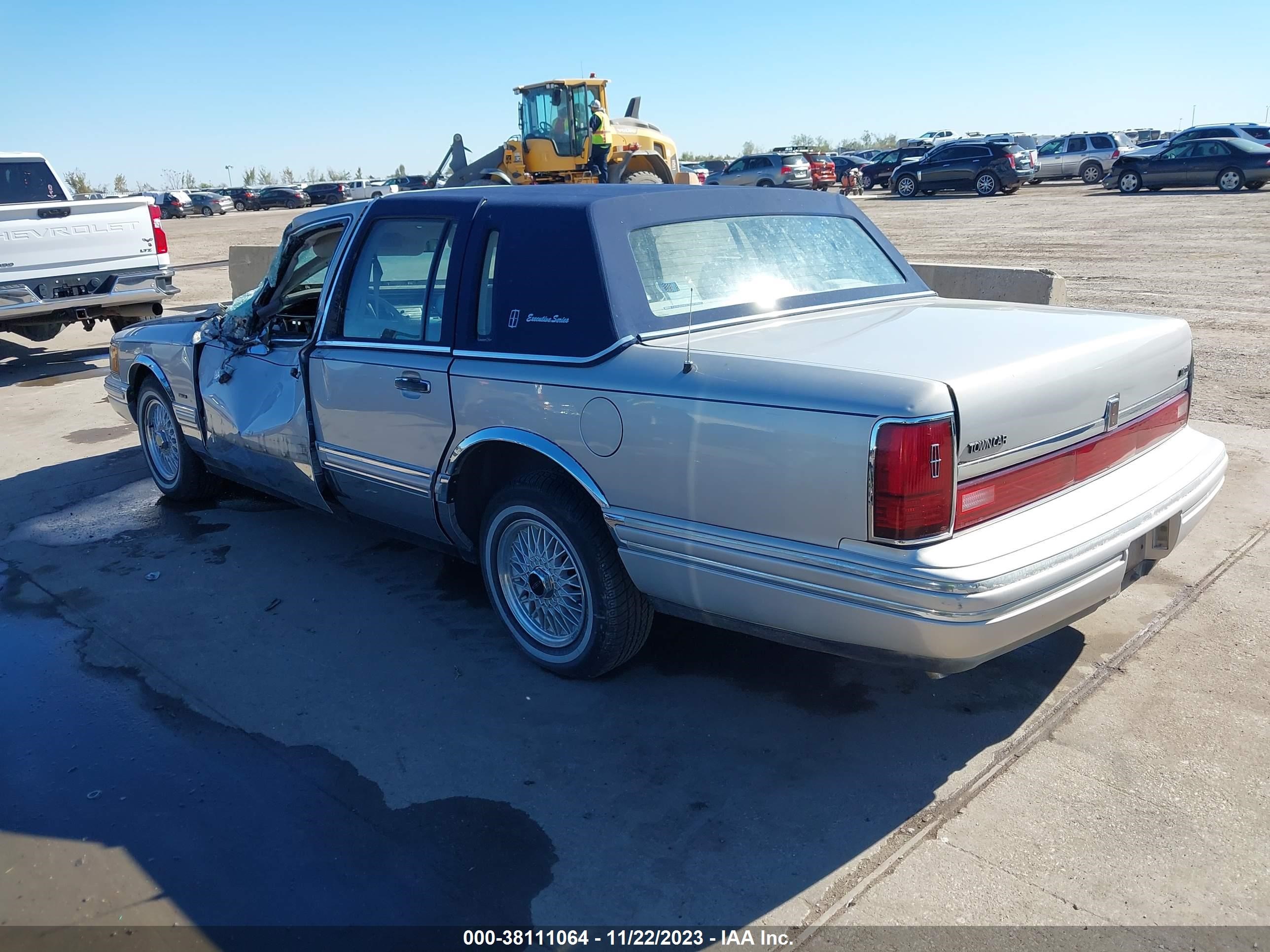 Photo 2 VIN: 1LNCM82W1MY778943 - LINCOLN TOWN CAR 