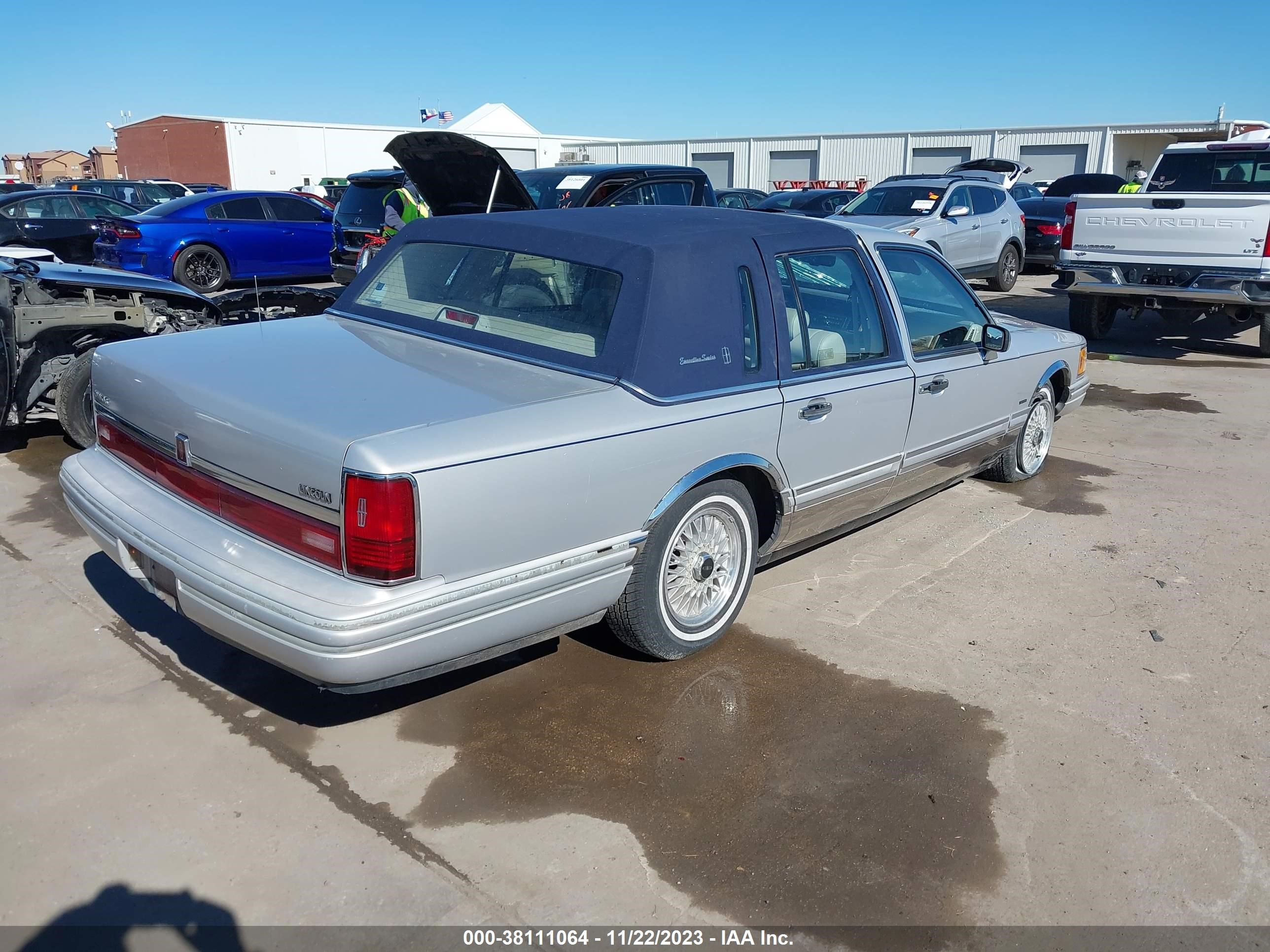 Photo 3 VIN: 1LNCM82W1MY778943 - LINCOLN TOWN CAR 