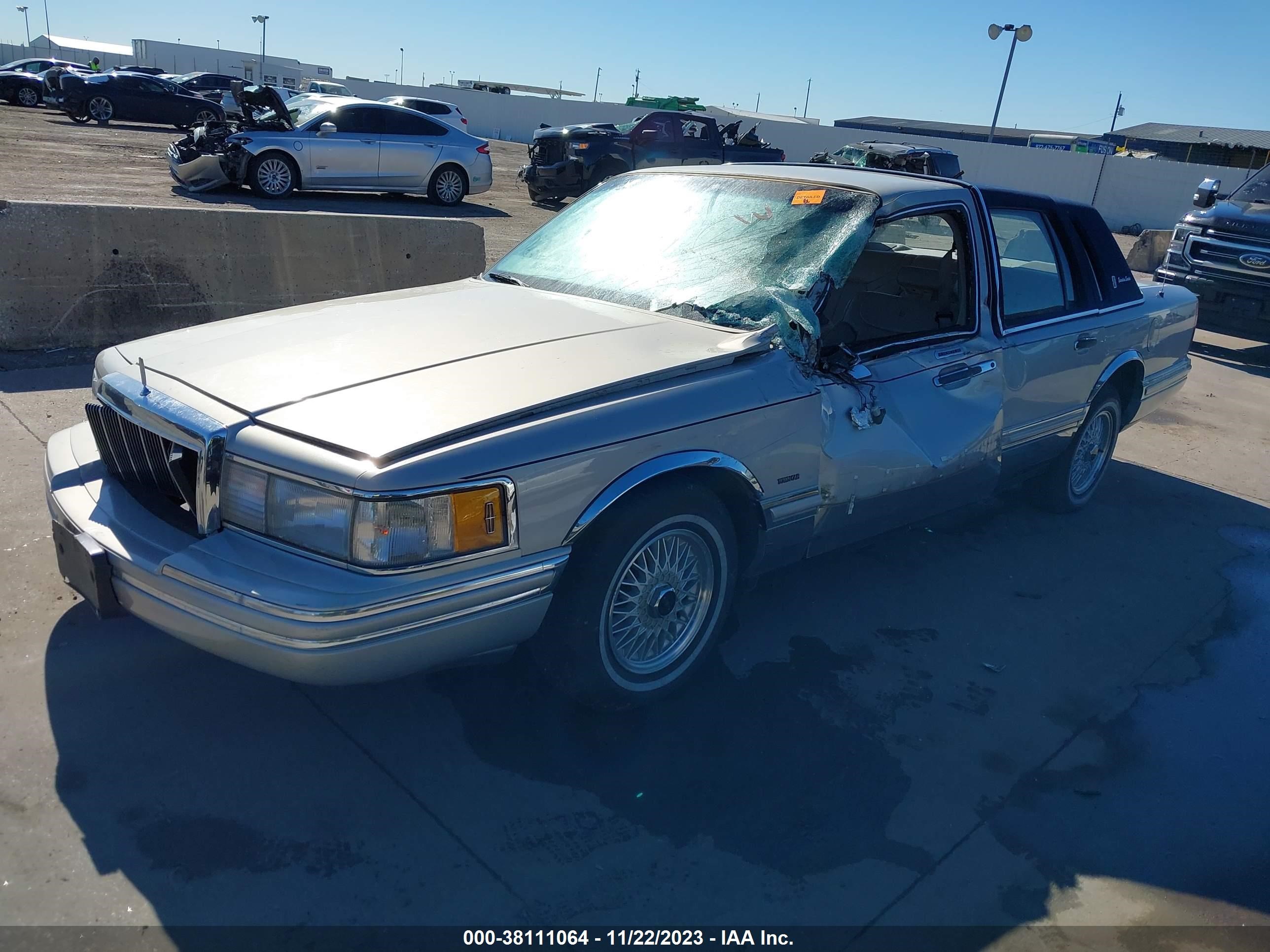 Photo 5 VIN: 1LNCM82W1MY778943 - LINCOLN TOWN CAR 