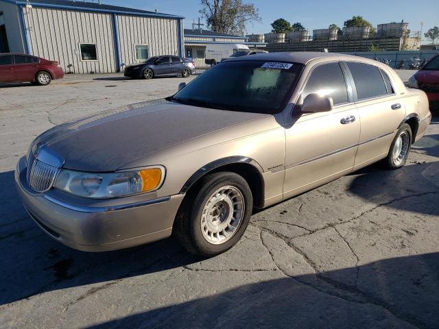 Photo 0 VIN: 1LNFM81W0WY616867 - LINCOLN TOWN CAR E 