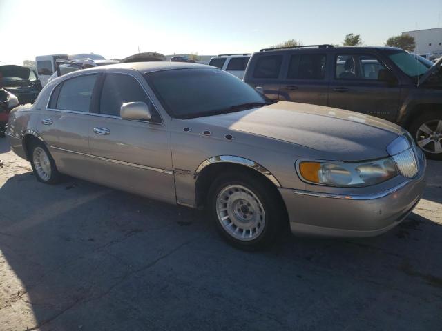 Photo 3 VIN: 1LNFM81W0WY616867 - LINCOLN TOWN CAR E 