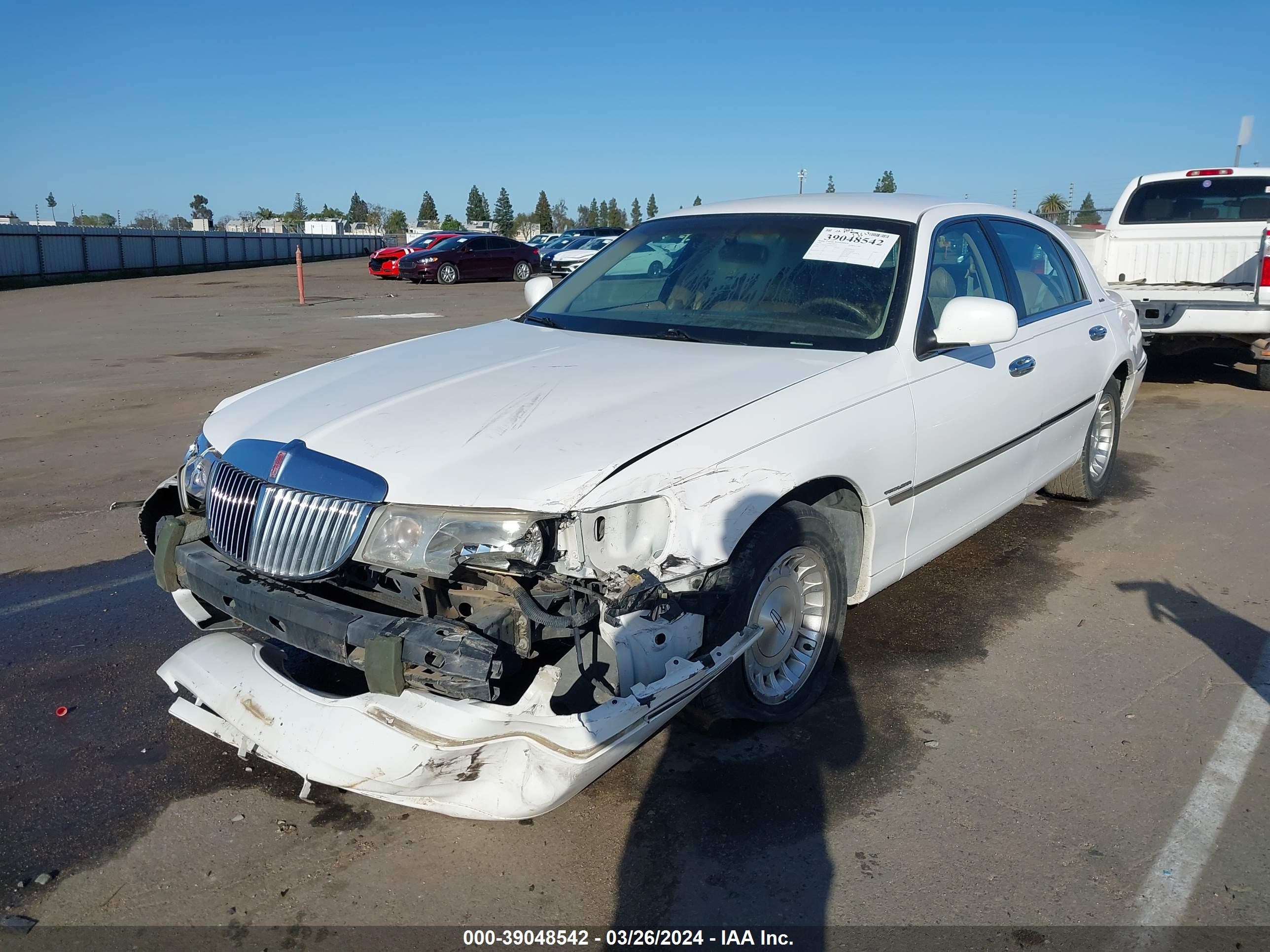 Photo 1 VIN: 1LNFM81W2WY615994 - LINCOLN TOWN CAR 