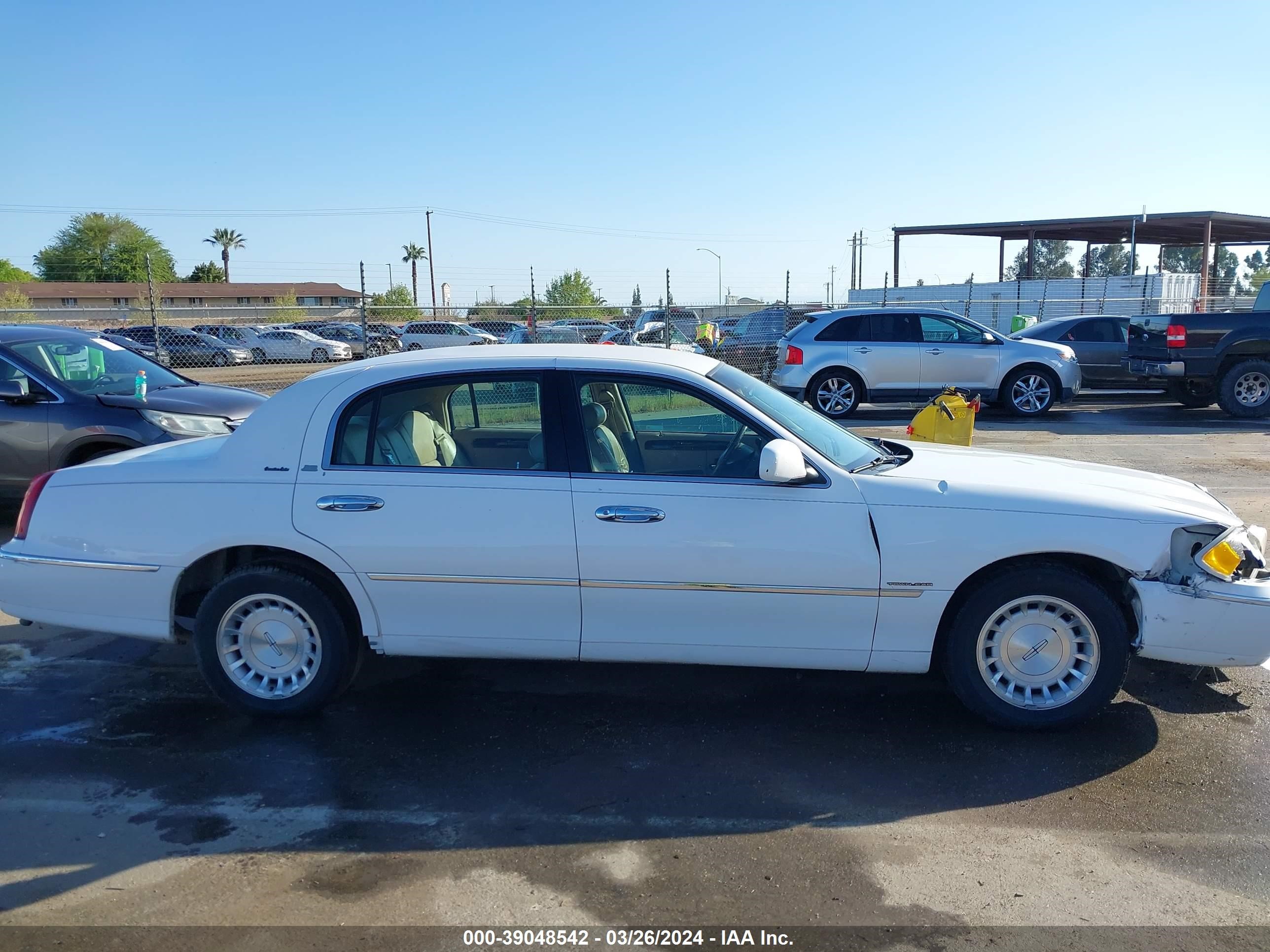 Photo 12 VIN: 1LNFM81W2WY615994 - LINCOLN TOWN CAR 