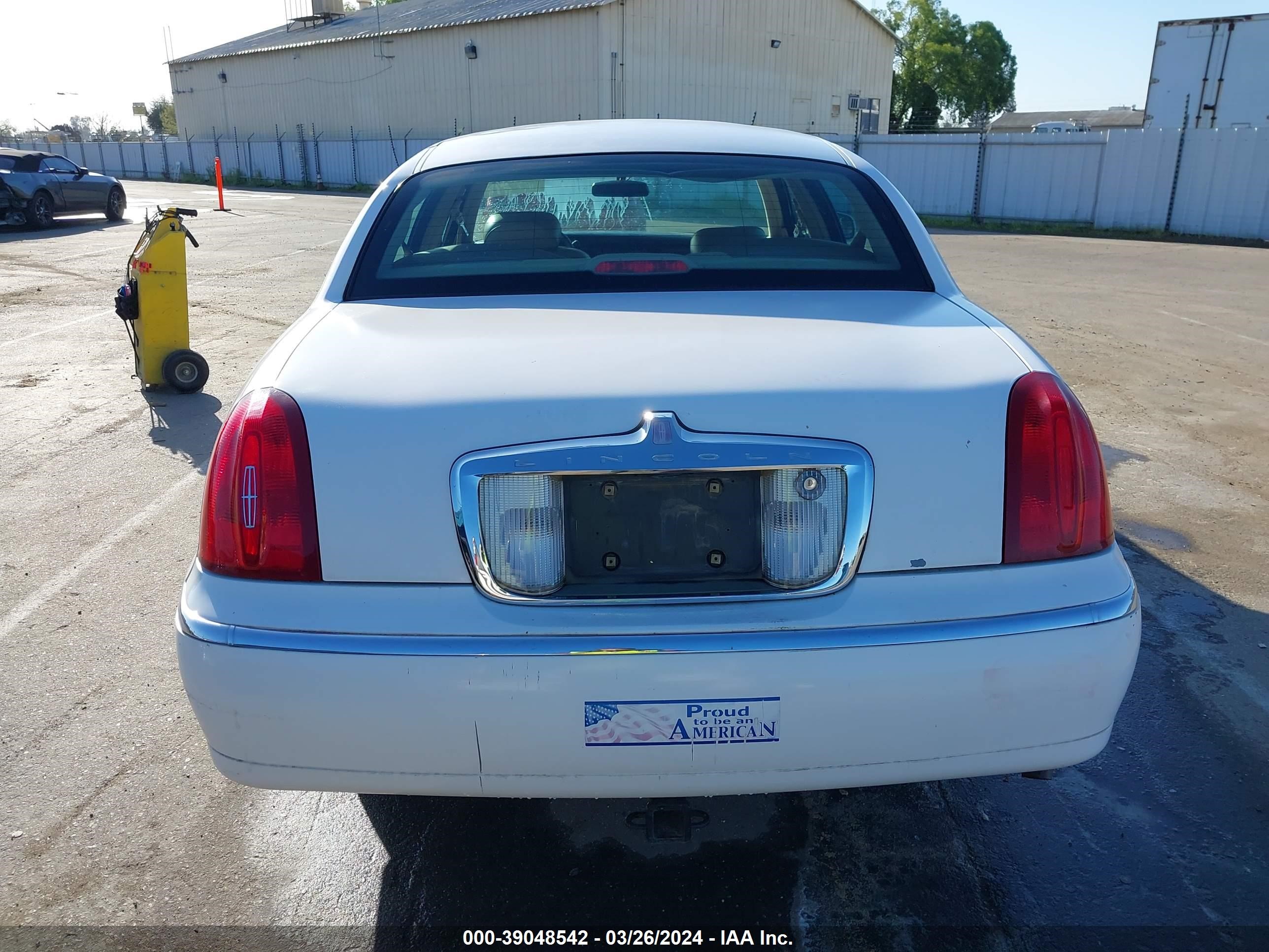 Photo 15 VIN: 1LNFM81W2WY615994 - LINCOLN TOWN CAR 