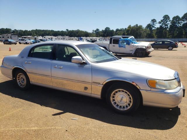 Photo 3 VIN: 1LNFM81W4WY703347 - LINCOLN TOWN CAR E 