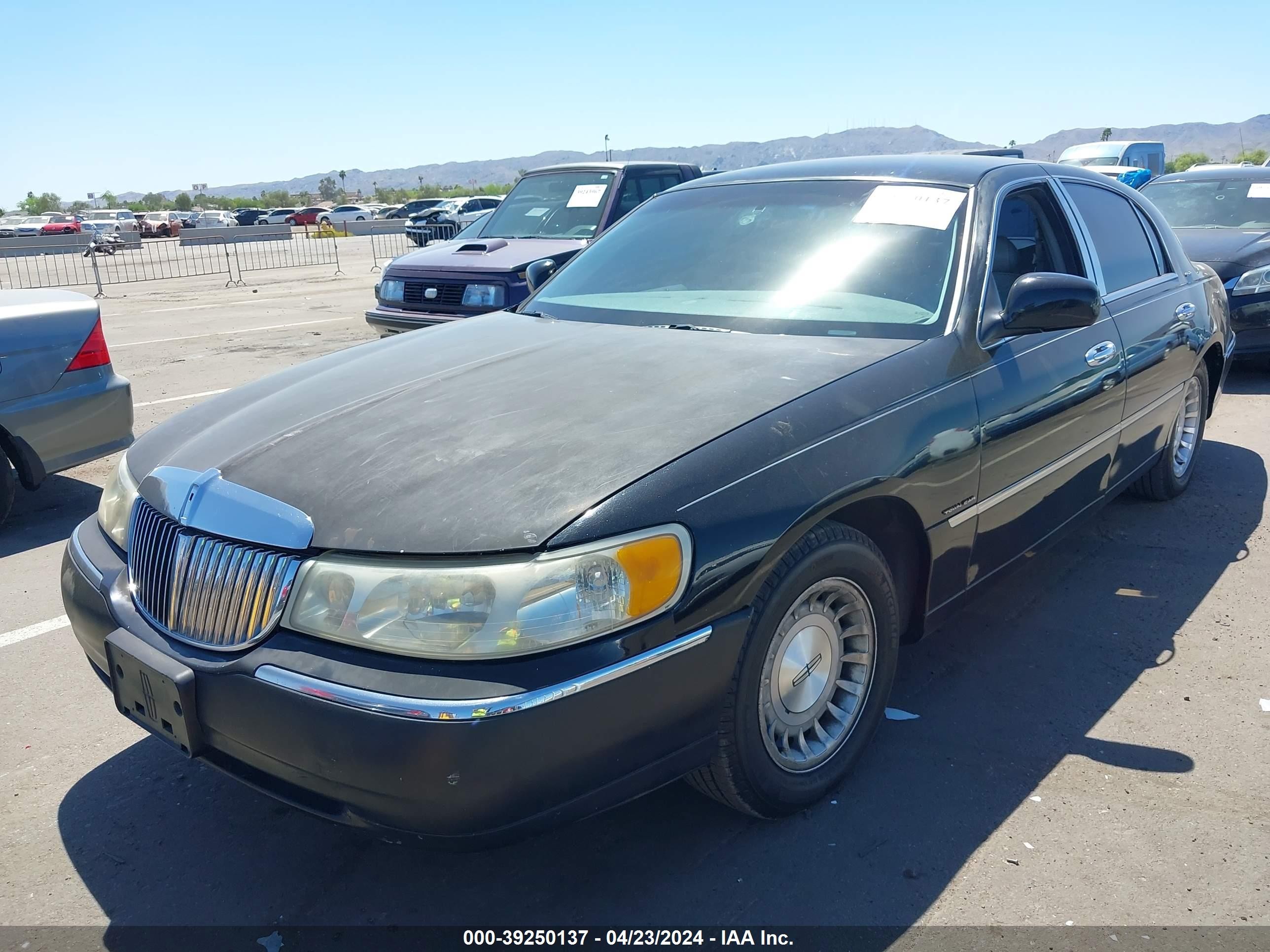 Photo 1 VIN: 1LNFM81W9WY664027 - LINCOLN TOWN CAR 