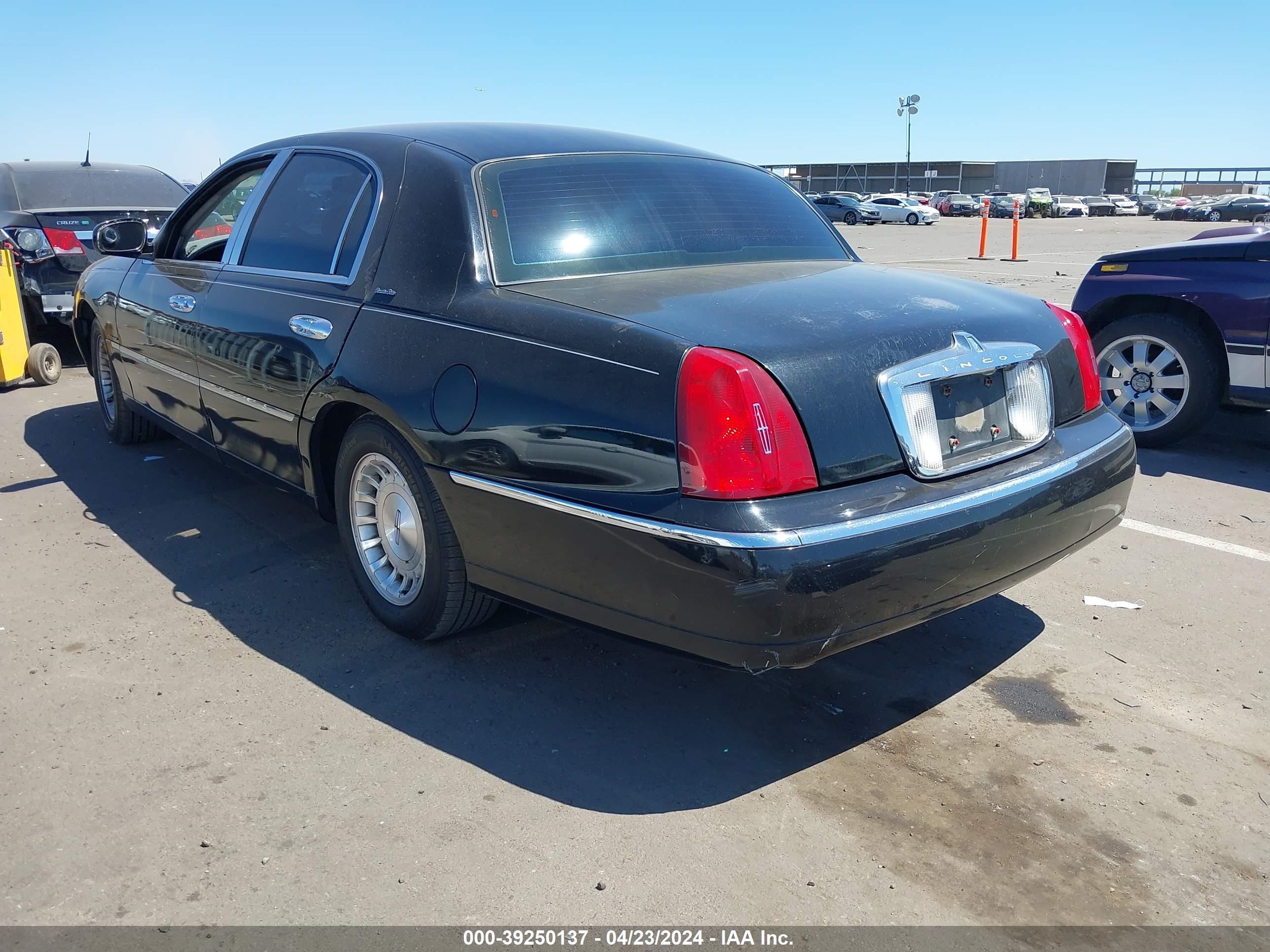 Photo 2 VIN: 1LNFM81W9WY664027 - LINCOLN TOWN CAR 