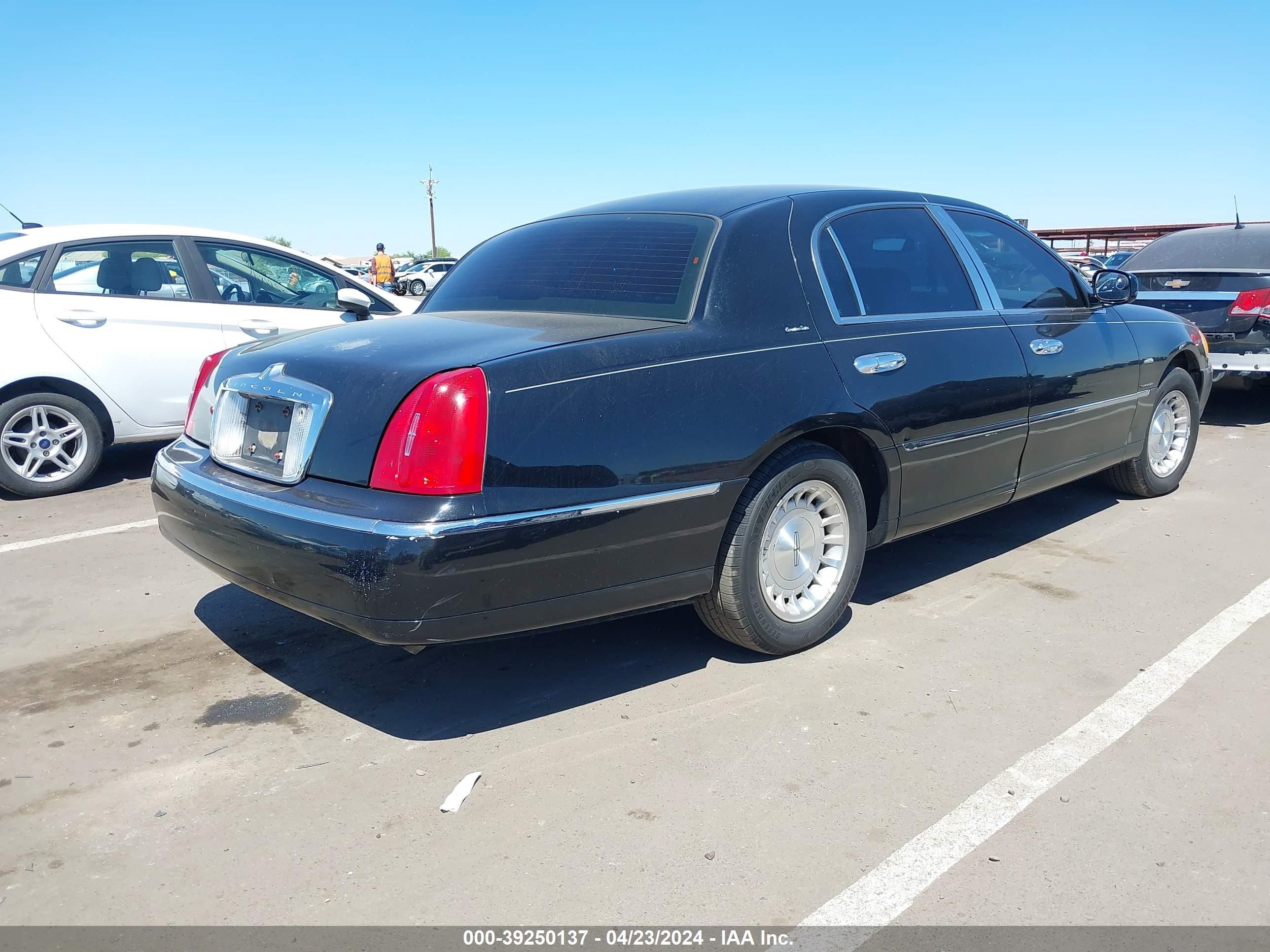 Photo 3 VIN: 1LNFM81W9WY664027 - LINCOLN TOWN CAR 