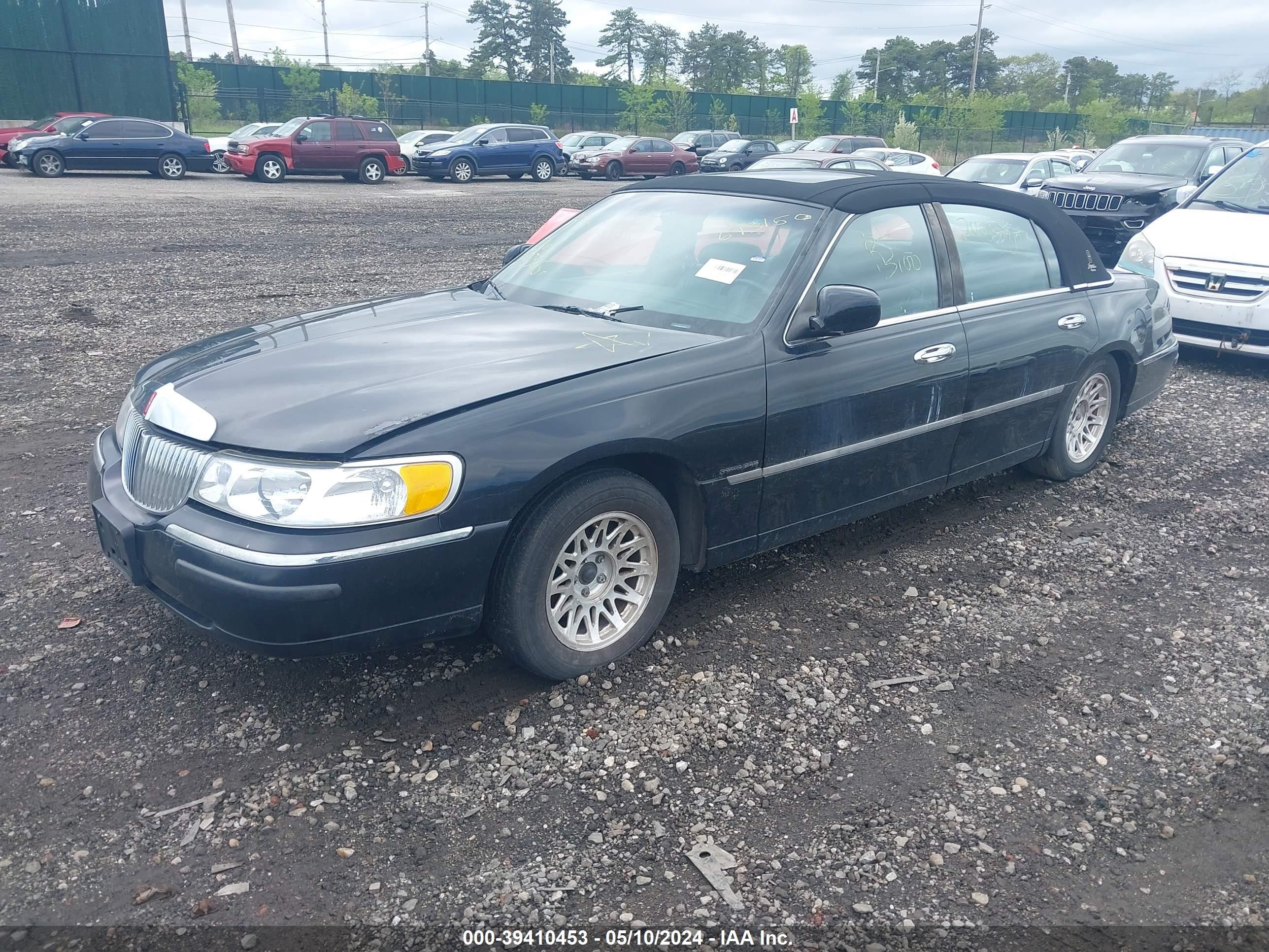 Photo 1 VIN: 1LNFM82W1WY693150 - LINCOLN TOWN CAR 