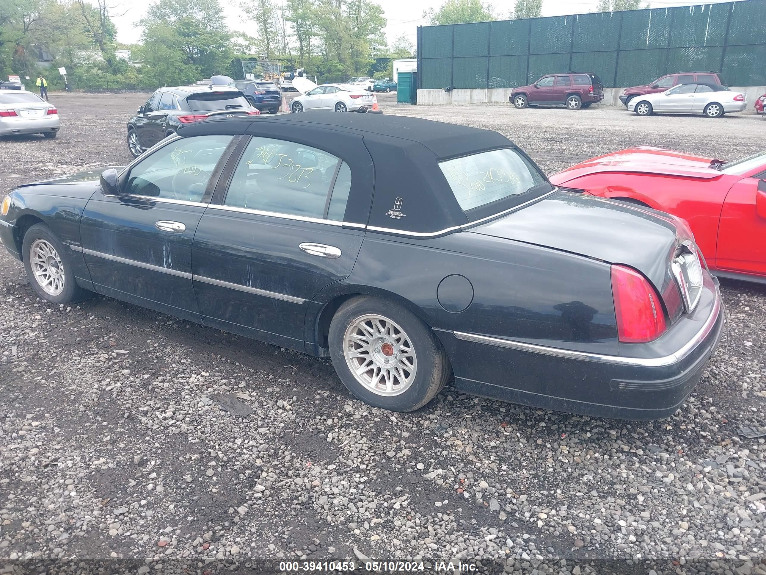 Photo 2 VIN: 1LNFM82W1WY693150 - LINCOLN TOWN CAR 