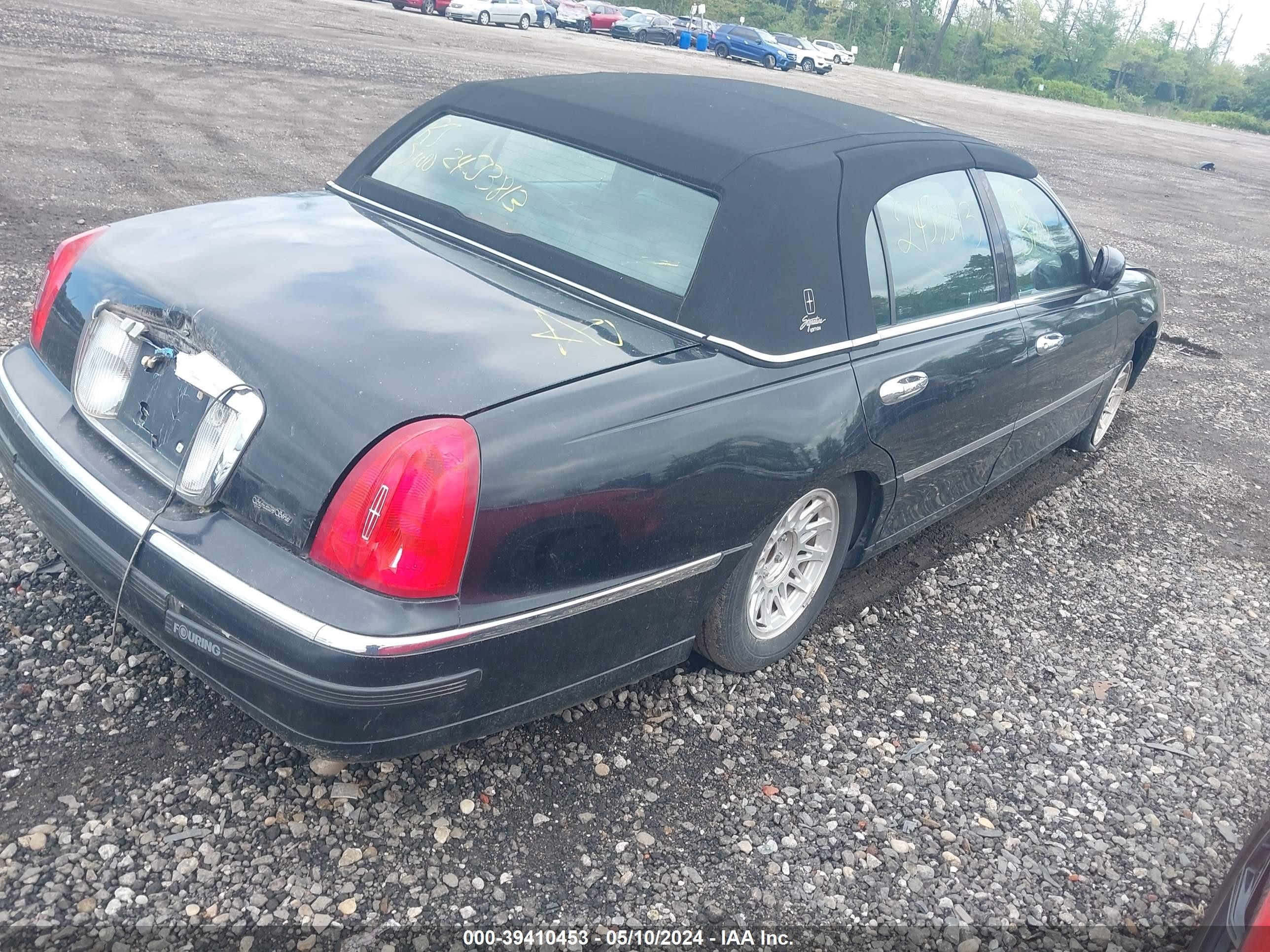 Photo 3 VIN: 1LNFM82W1WY693150 - LINCOLN TOWN CAR 