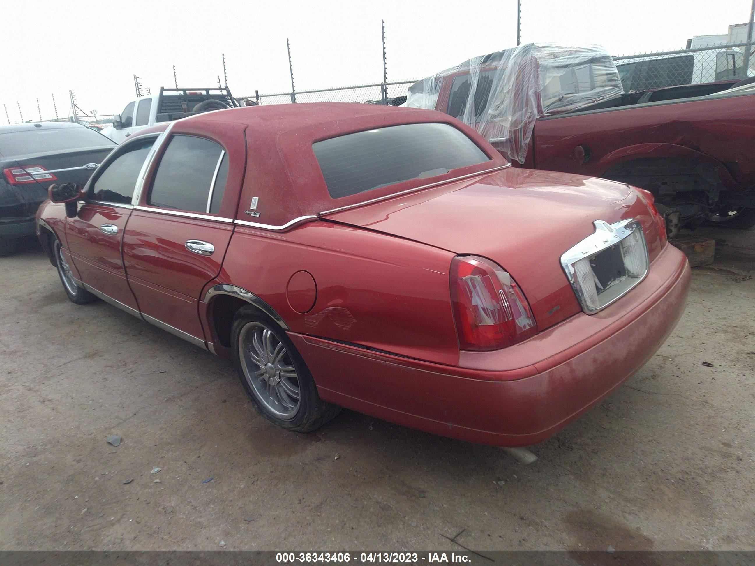 Photo 2 VIN: 1LNFM82W1WY709069 - LINCOLN TOWN CAR 