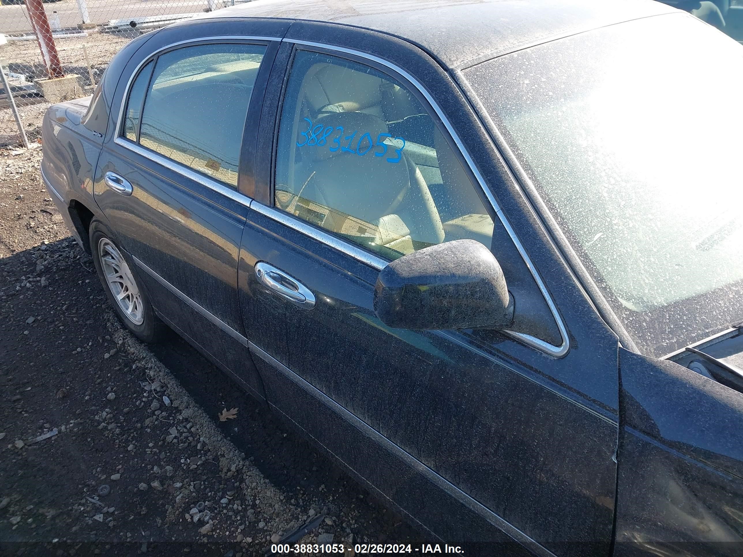 Photo 13 VIN: 1LNFM82W4WY711320 - LINCOLN TOWN CAR 