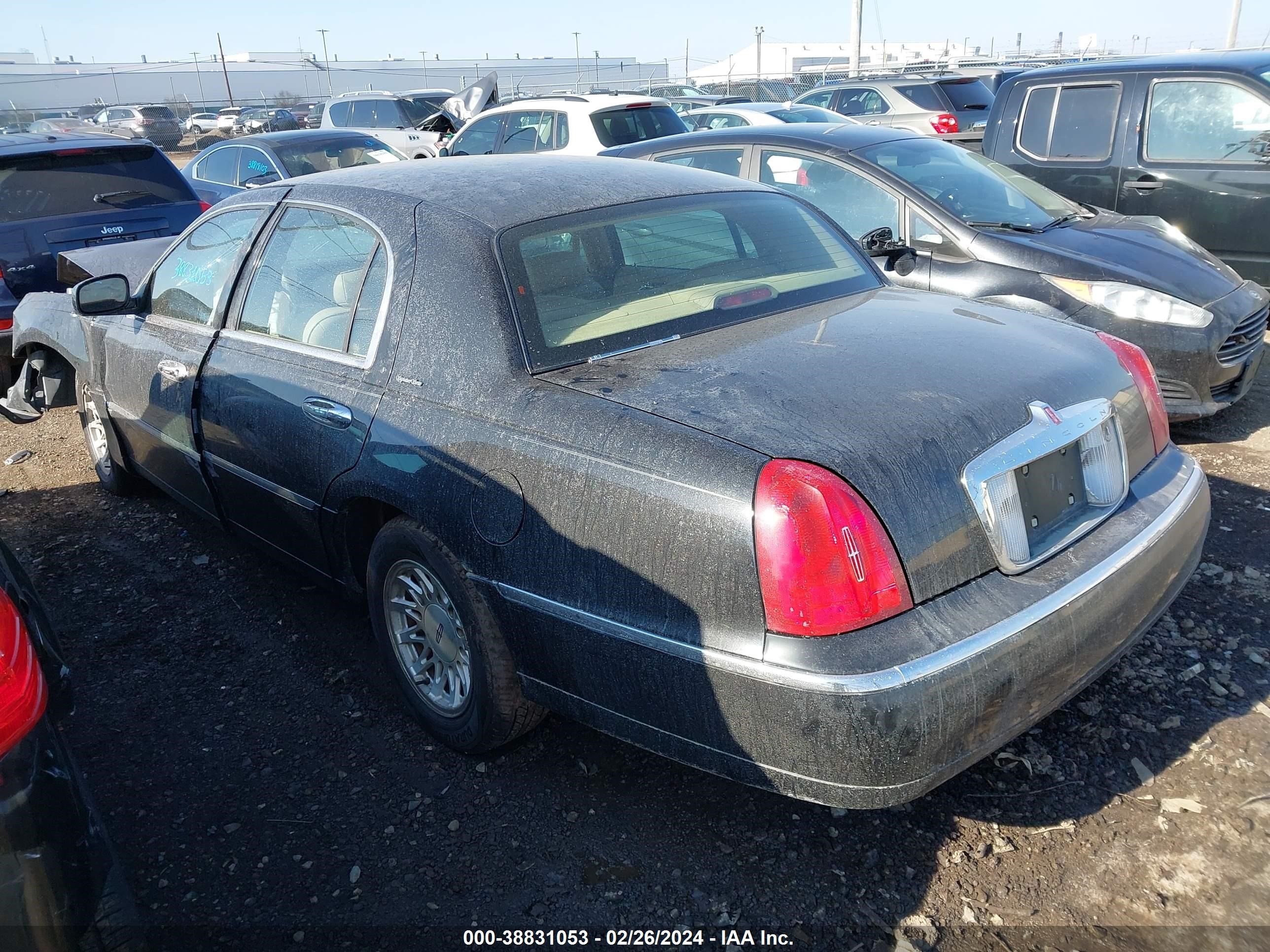 Photo 2 VIN: 1LNFM82W4WY711320 - LINCOLN TOWN CAR 