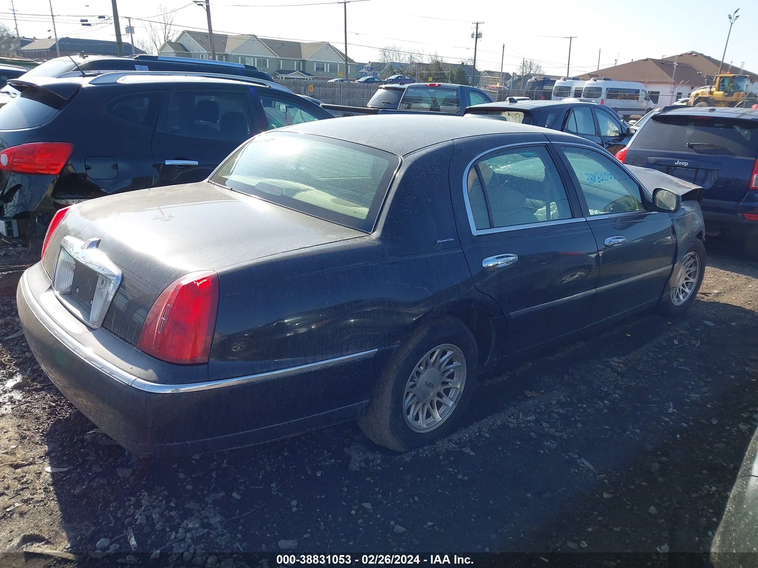 Photo 3 VIN: 1LNFM82W4WY711320 - LINCOLN TOWN CAR 