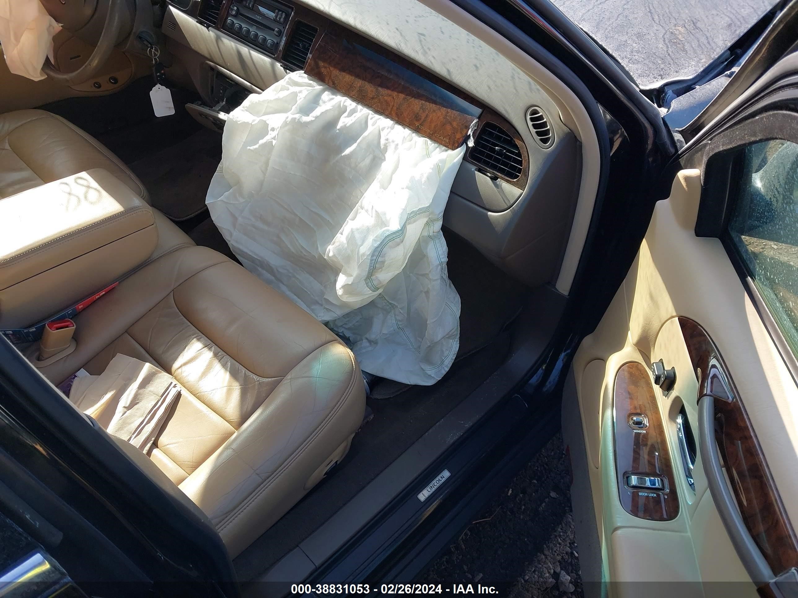 Photo 4 VIN: 1LNFM82W4WY711320 - LINCOLN TOWN CAR 