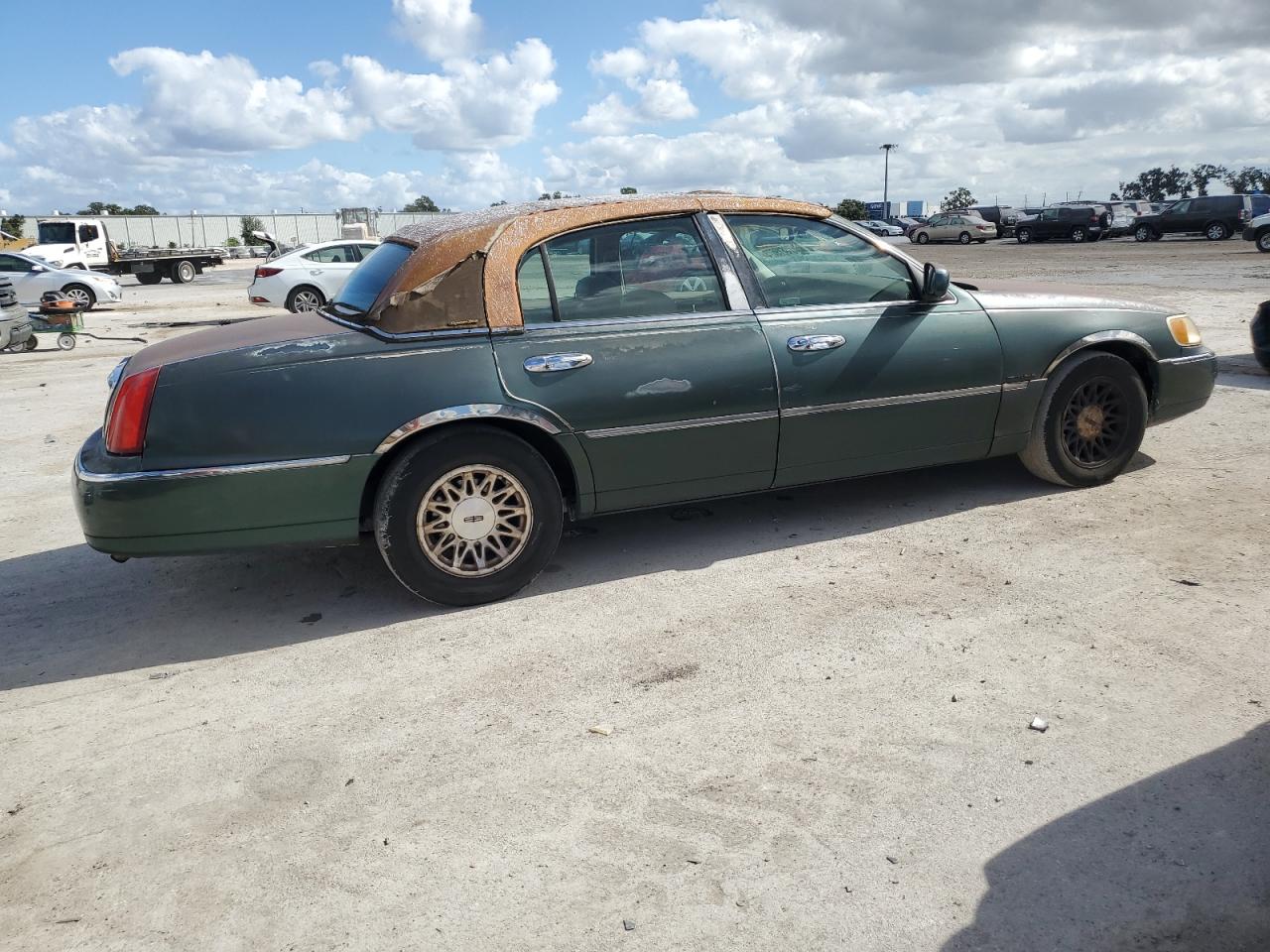 Photo 2 VIN: 1LNFM82W5WY638085 - LINCOLN TOWN CAR 