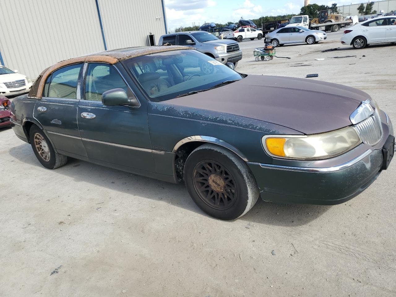 Photo 3 VIN: 1LNFM82W5WY638085 - LINCOLN TOWN CAR 