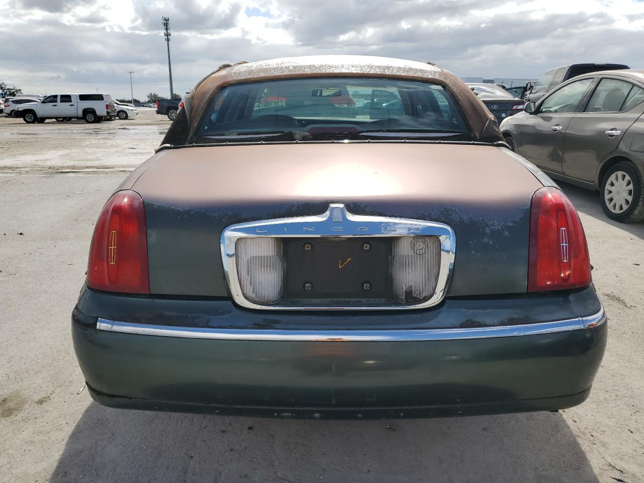 Photo 5 VIN: 1LNFM82W5WY638085 - LINCOLN TOWN CAR 