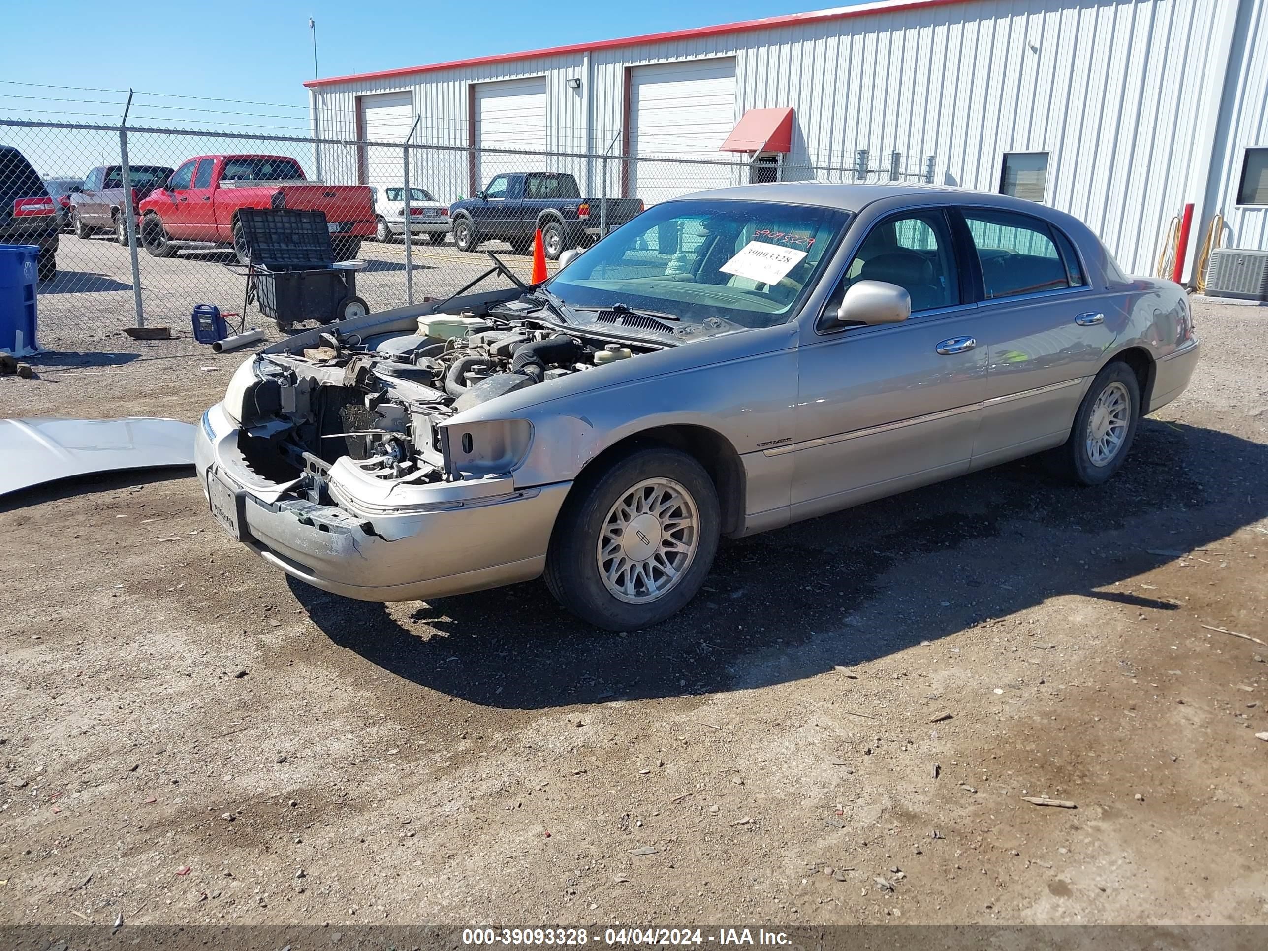 Photo 1 VIN: 1LNFM82W5XY604214 - LINCOLN TOWN CAR 