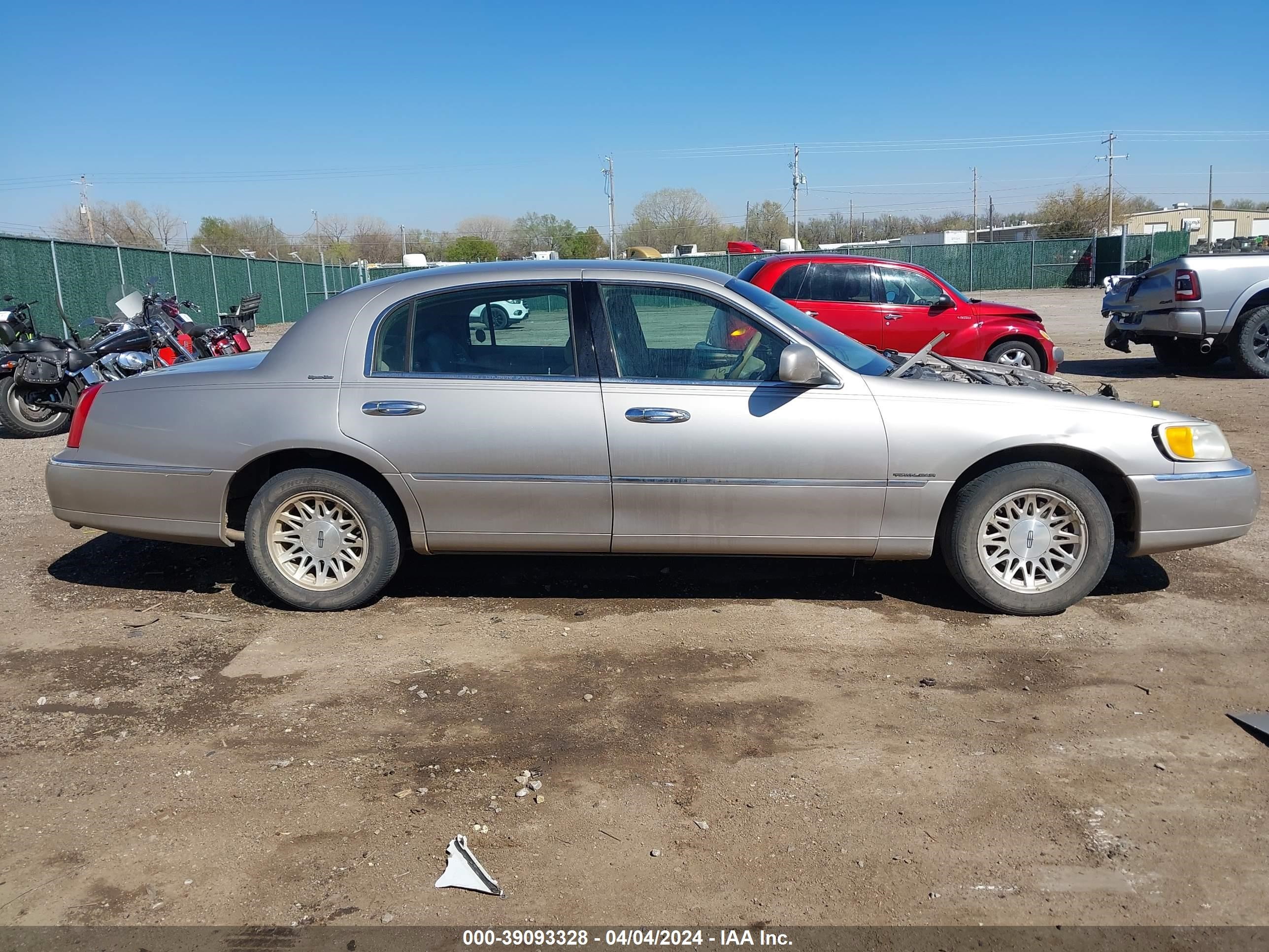 Photo 13 VIN: 1LNFM82W5XY604214 - LINCOLN TOWN CAR 