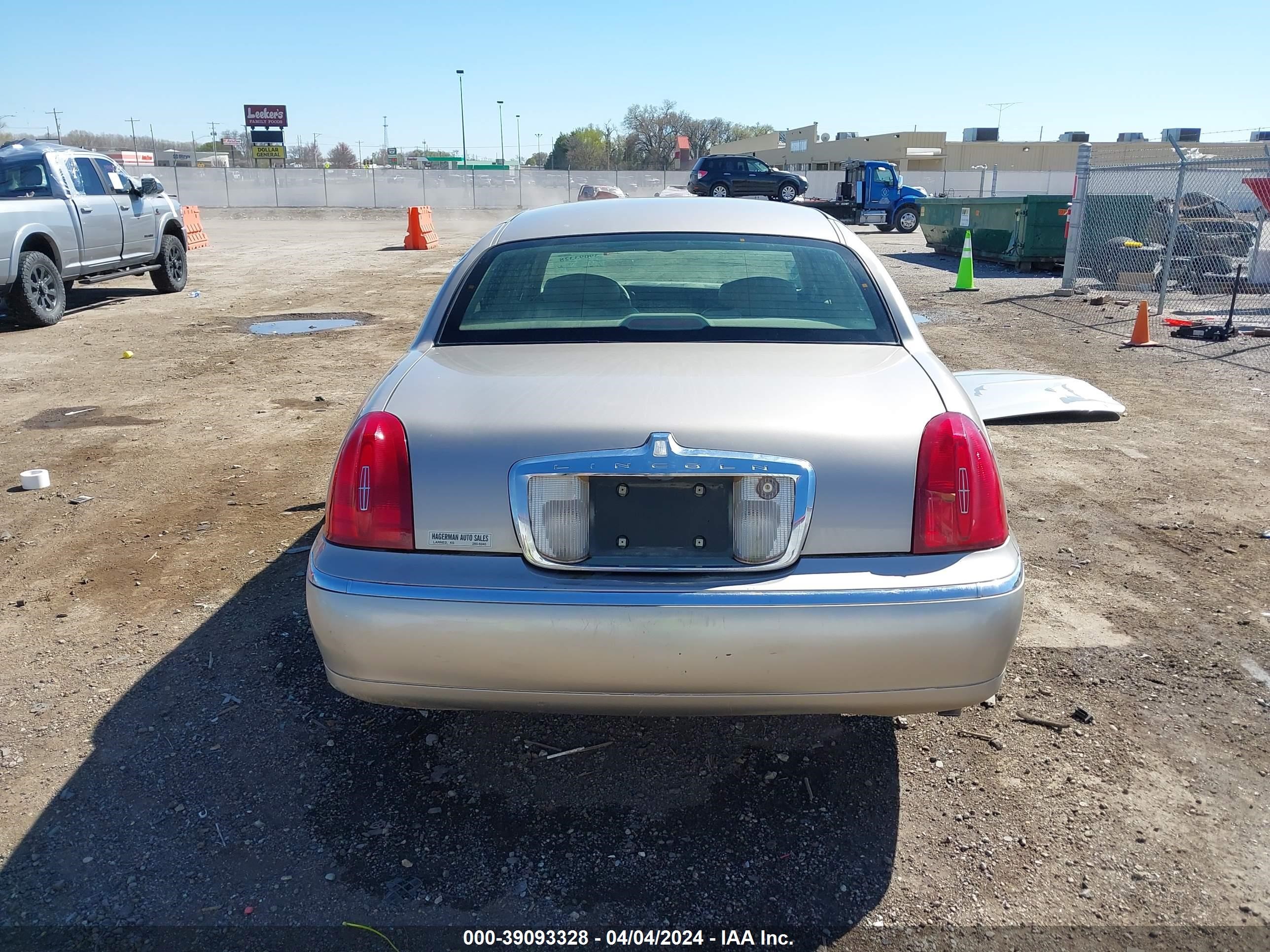 Photo 16 VIN: 1LNFM82W5XY604214 - LINCOLN TOWN CAR 