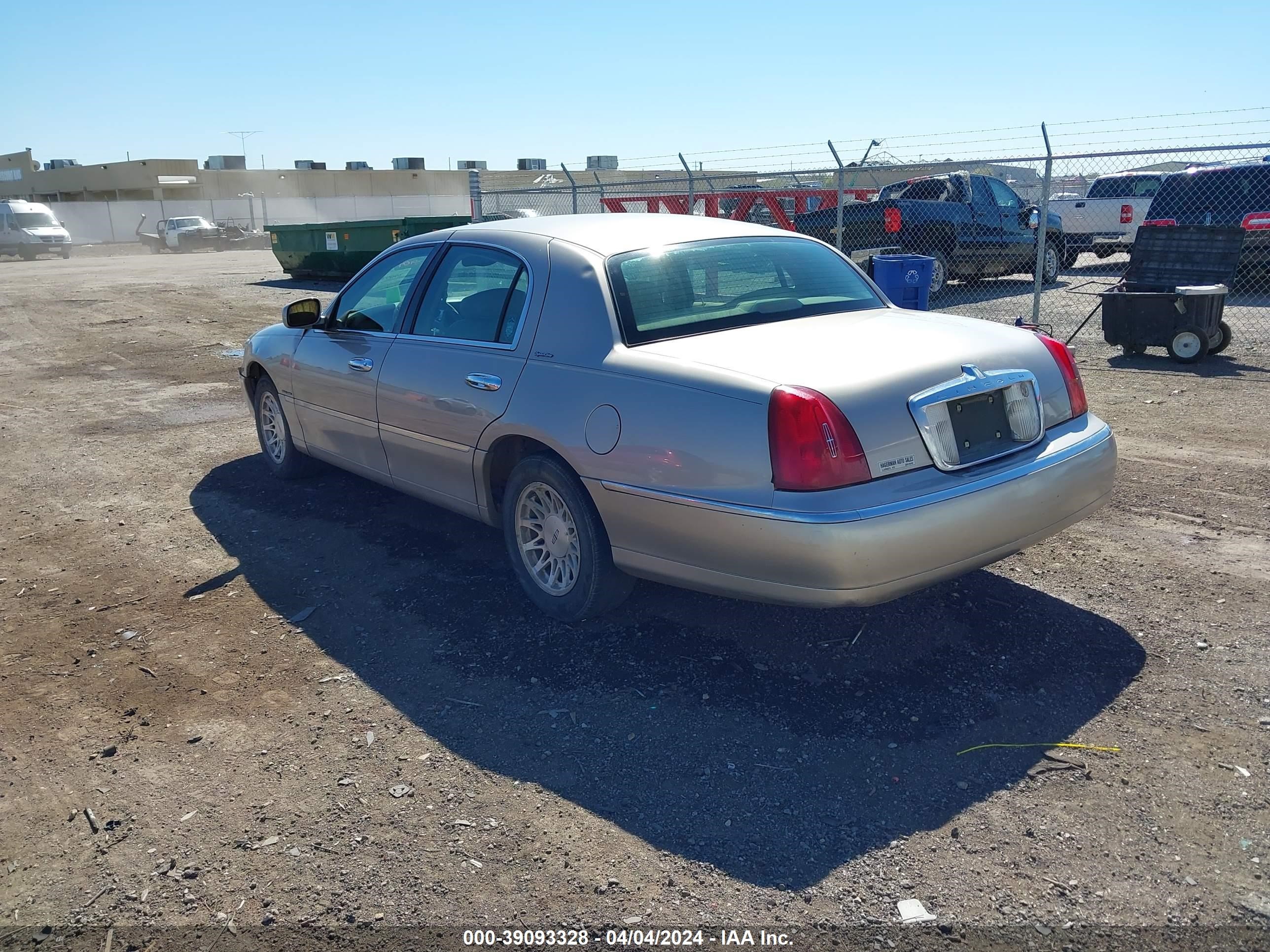 Photo 2 VIN: 1LNFM82W5XY604214 - LINCOLN TOWN CAR 