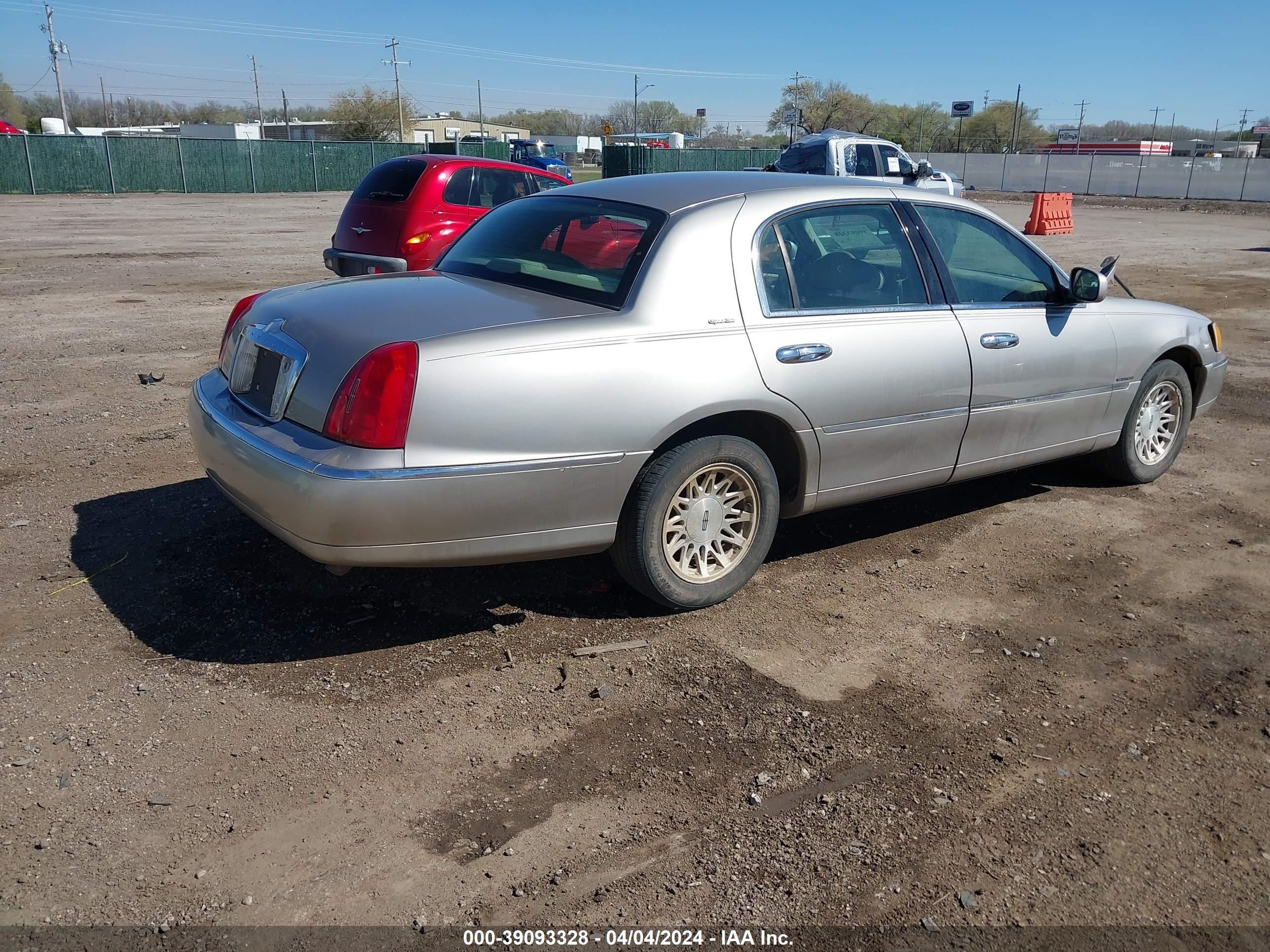 Photo 3 VIN: 1LNFM82W5XY604214 - LINCOLN TOWN CAR 