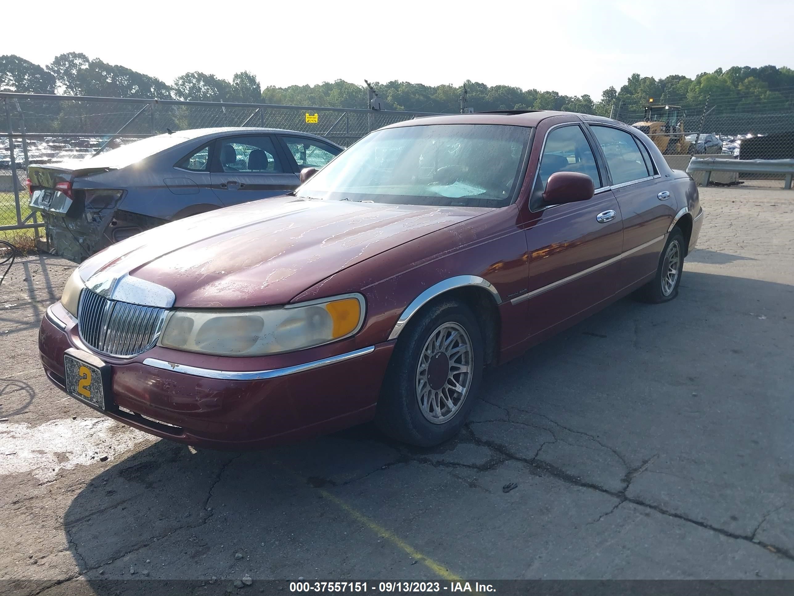 Photo 1 VIN: 1LNFM82W6WY668812 - LINCOLN TOWN CAR 