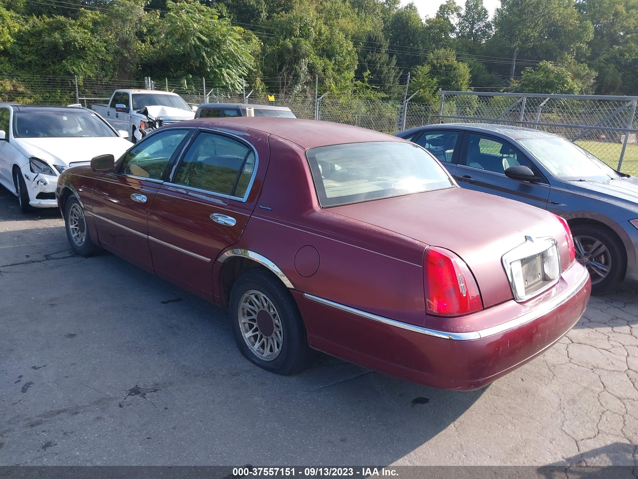 Photo 2 VIN: 1LNFM82W6WY668812 - LINCOLN TOWN CAR 