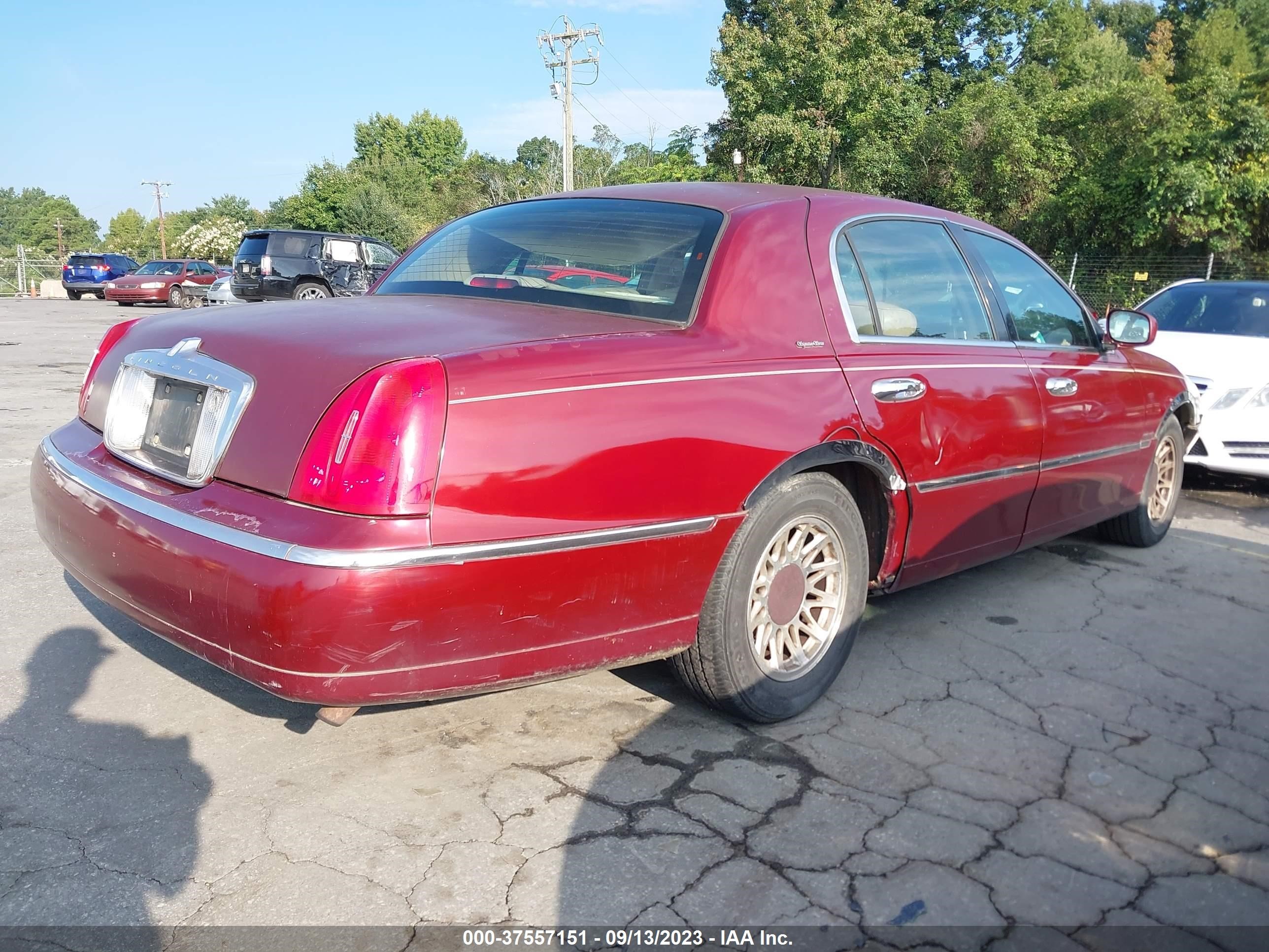 Photo 3 VIN: 1LNFM82W6WY668812 - LINCOLN TOWN CAR 