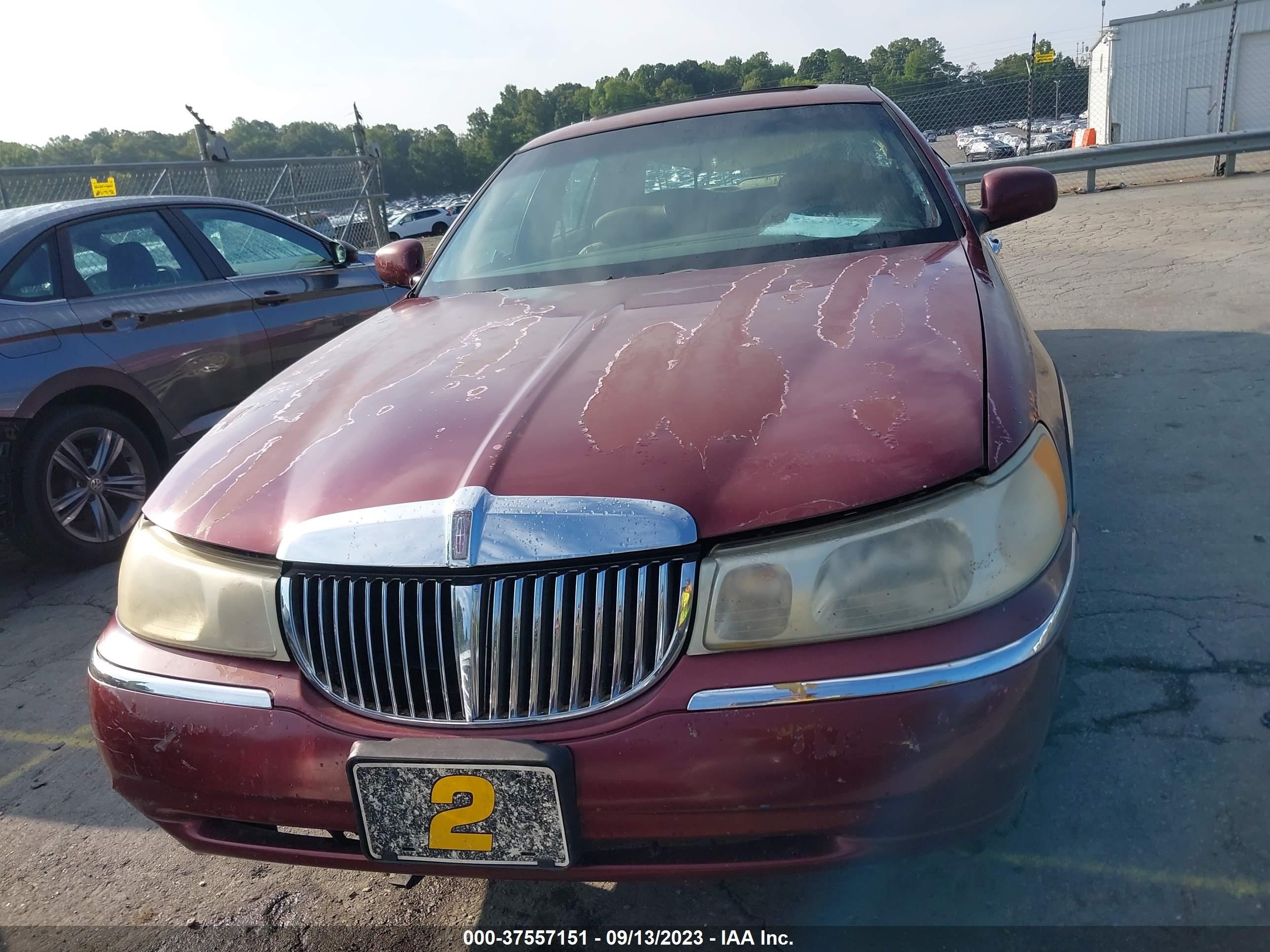 Photo 5 VIN: 1LNFM82W6WY668812 - LINCOLN TOWN CAR 