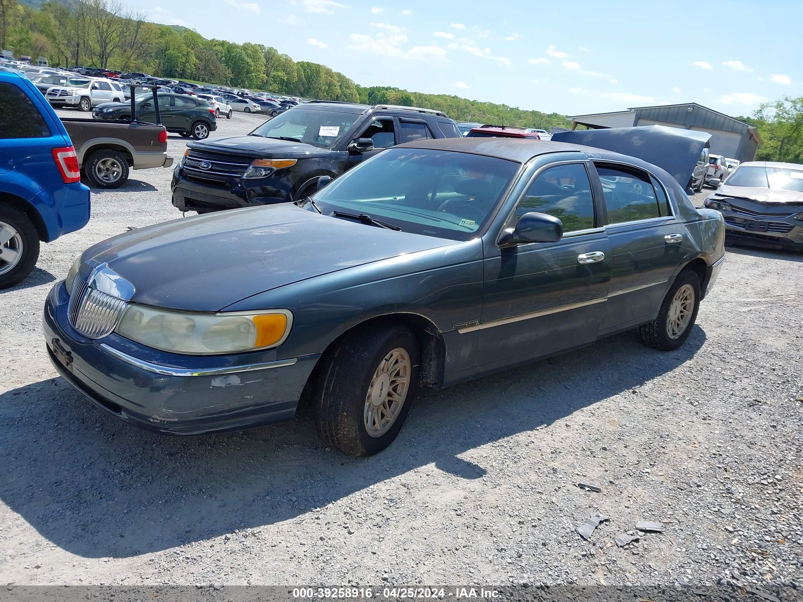 Photo 1 VIN: 1LNFM82W7WY662744 - LINCOLN TOWN CAR 