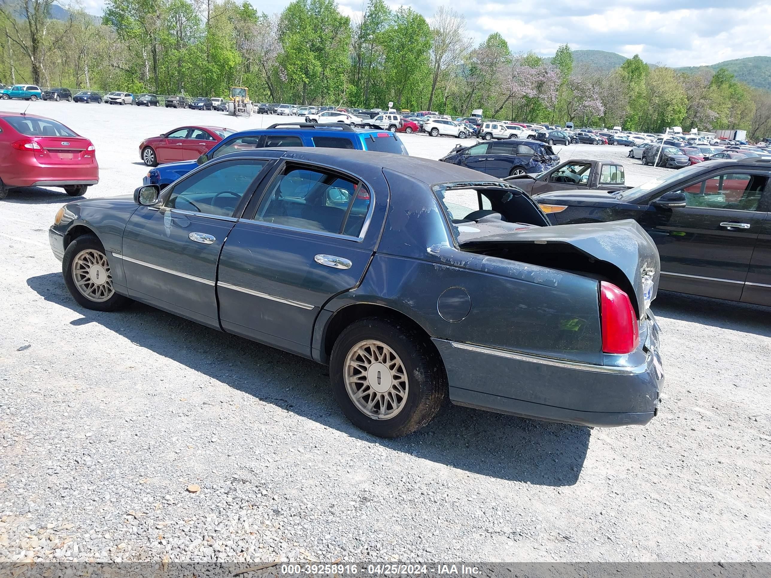 Photo 2 VIN: 1LNFM82W7WY662744 - LINCOLN TOWN CAR 