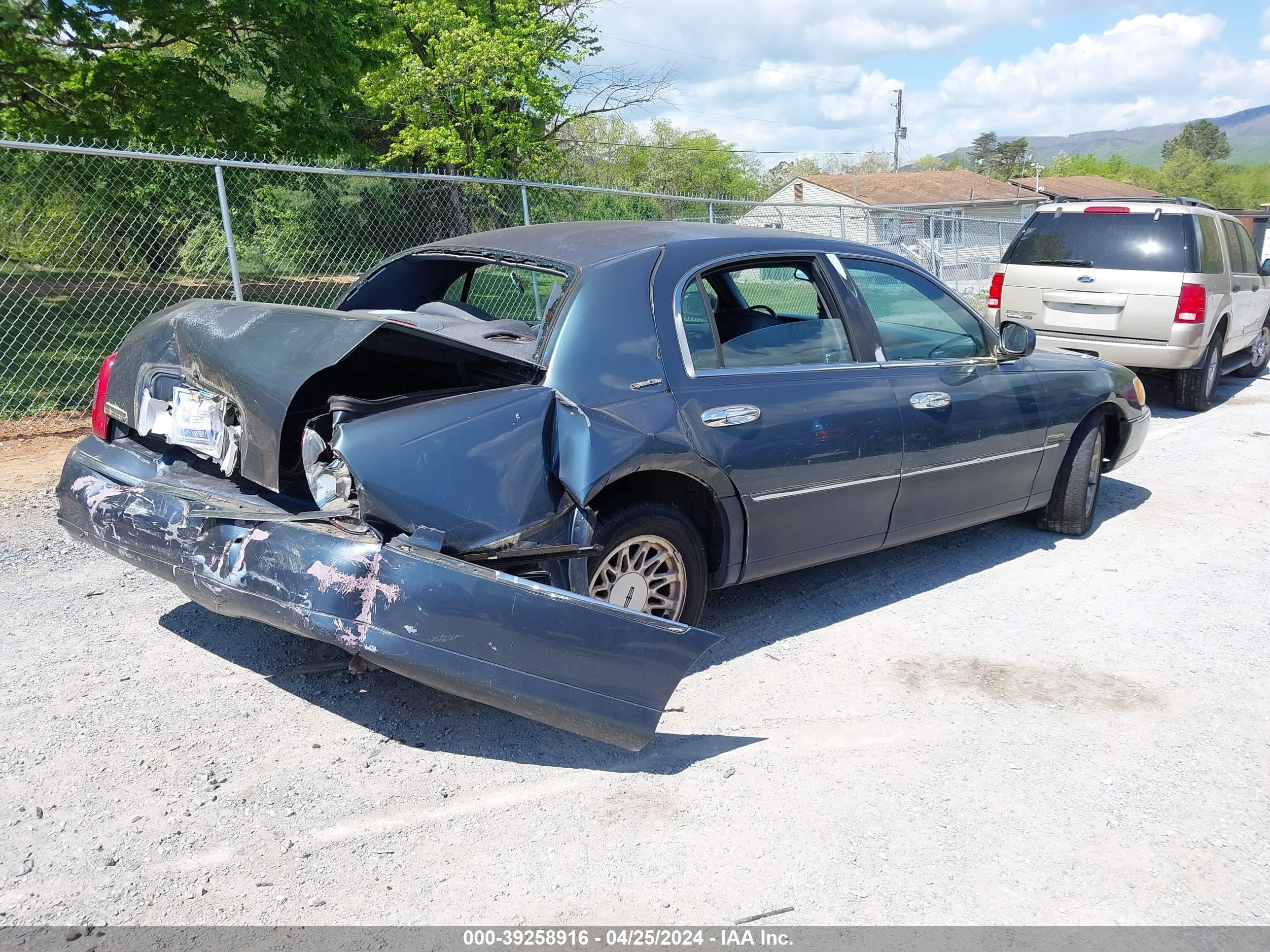 Photo 3 VIN: 1LNFM82W7WY662744 - LINCOLN TOWN CAR 