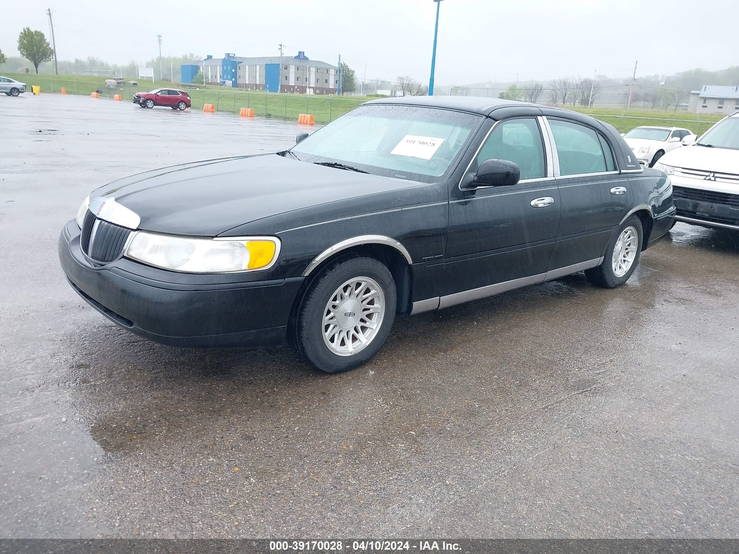 Photo 1 VIN: 1LNFM82W7WY708556 - LINCOLN TOWN CAR 