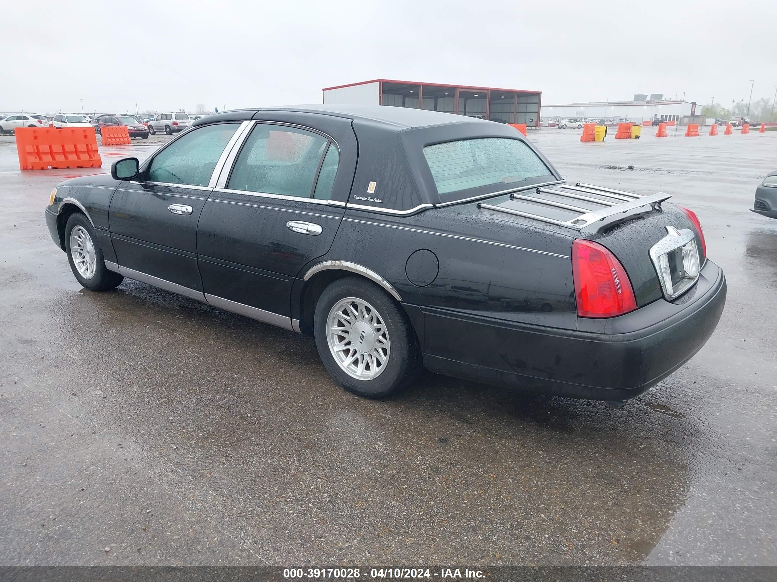 Photo 2 VIN: 1LNFM82W7WY708556 - LINCOLN TOWN CAR 