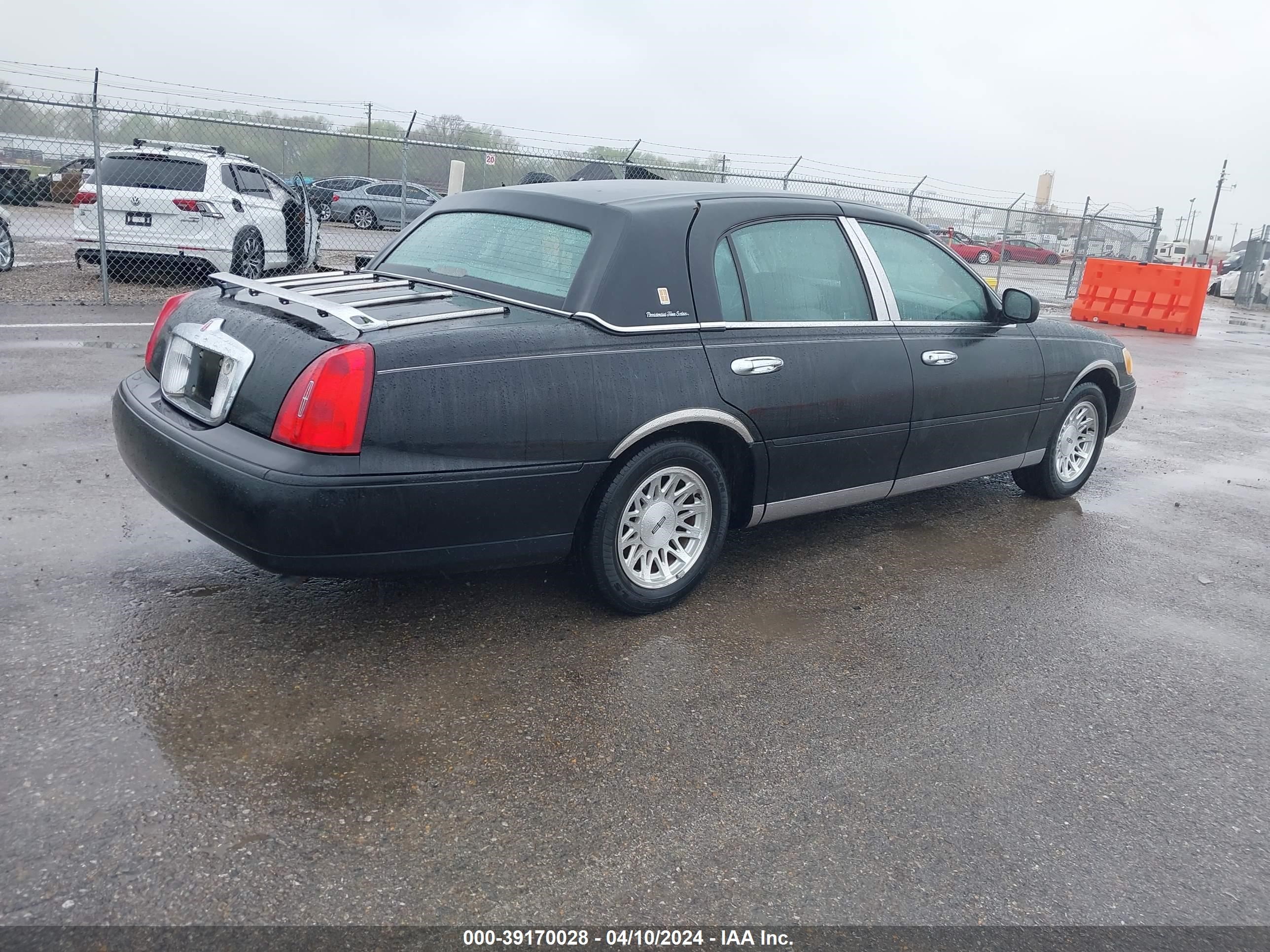 Photo 3 VIN: 1LNFM82W7WY708556 - LINCOLN TOWN CAR 