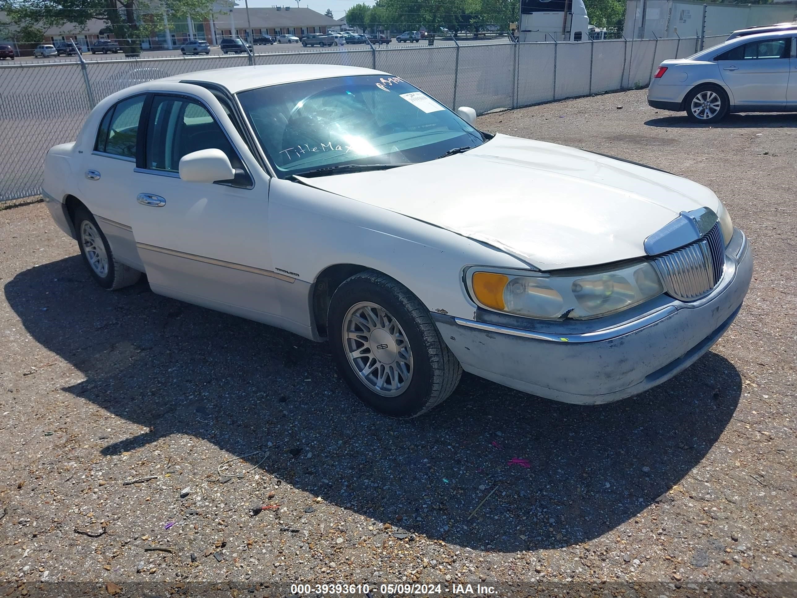 Photo 0 VIN: 1LNFM82W8XY613554 - LINCOLN TOWN CAR 