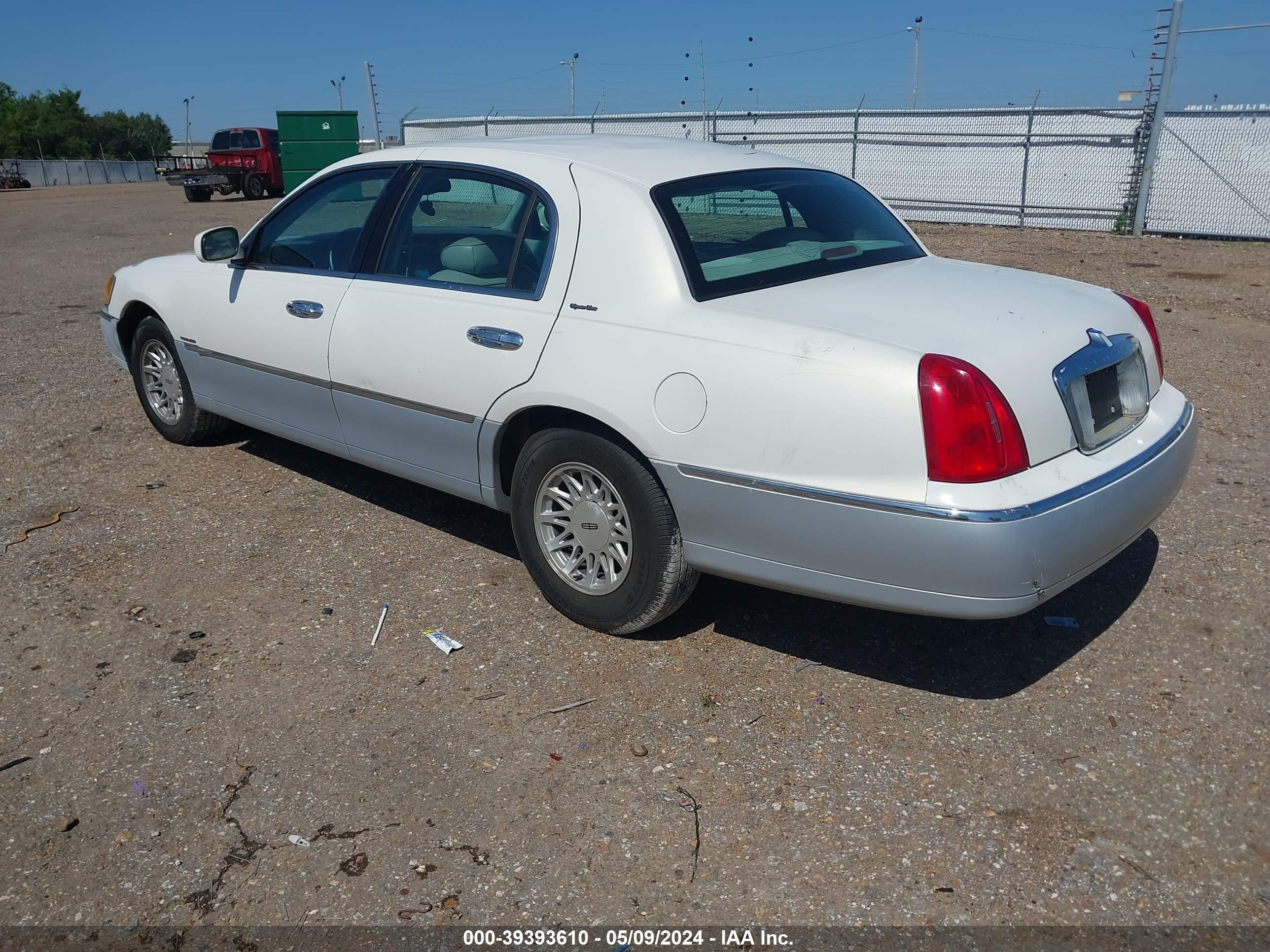 Photo 2 VIN: 1LNFM82W8XY613554 - LINCOLN TOWN CAR 