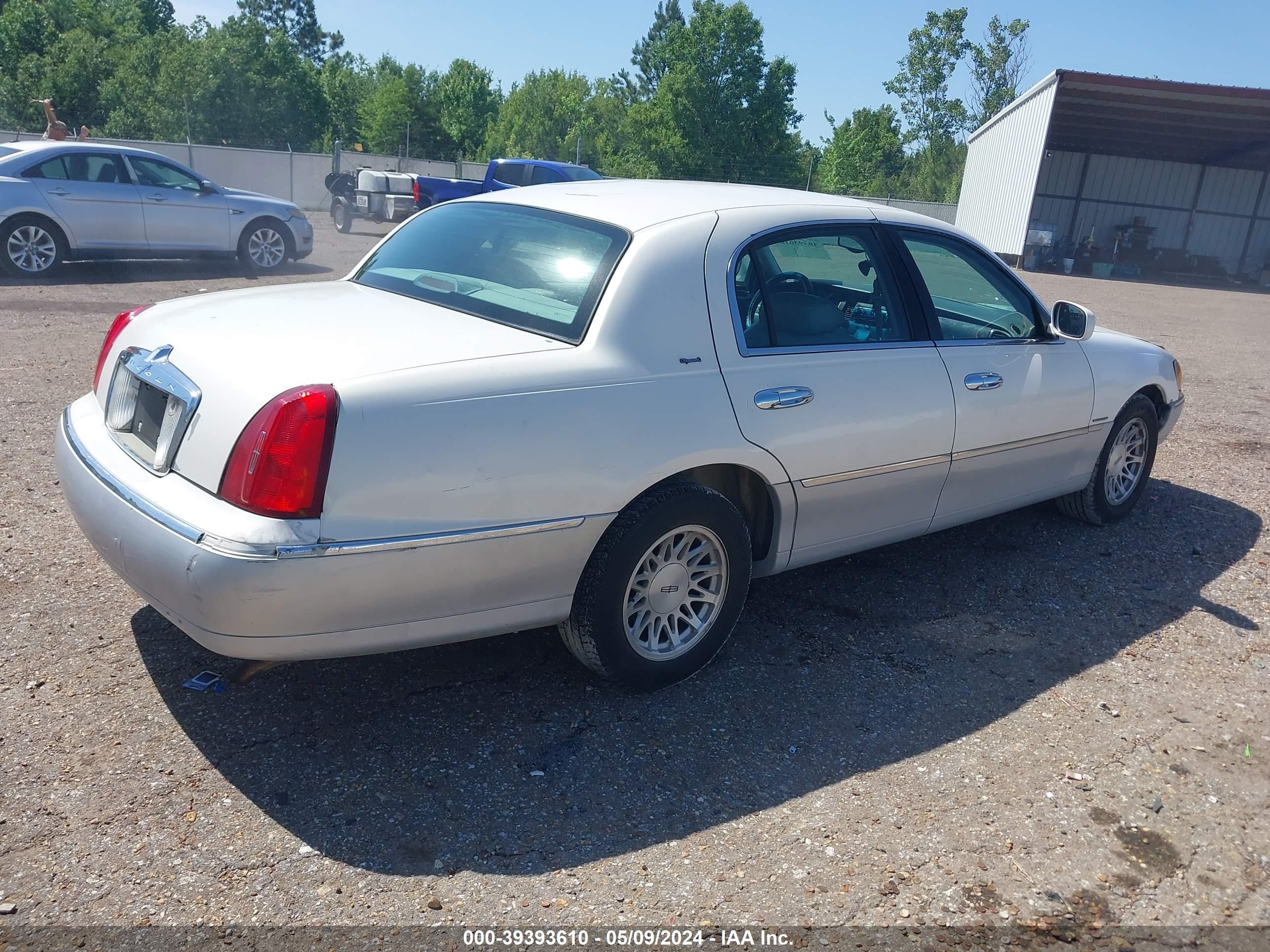 Photo 3 VIN: 1LNFM82W8XY613554 - LINCOLN TOWN CAR 