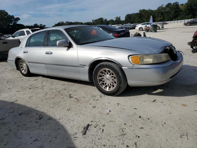 Photo 3 VIN: 1LNFM82W9WY630636 - LINCOLN TOWN CAR S 