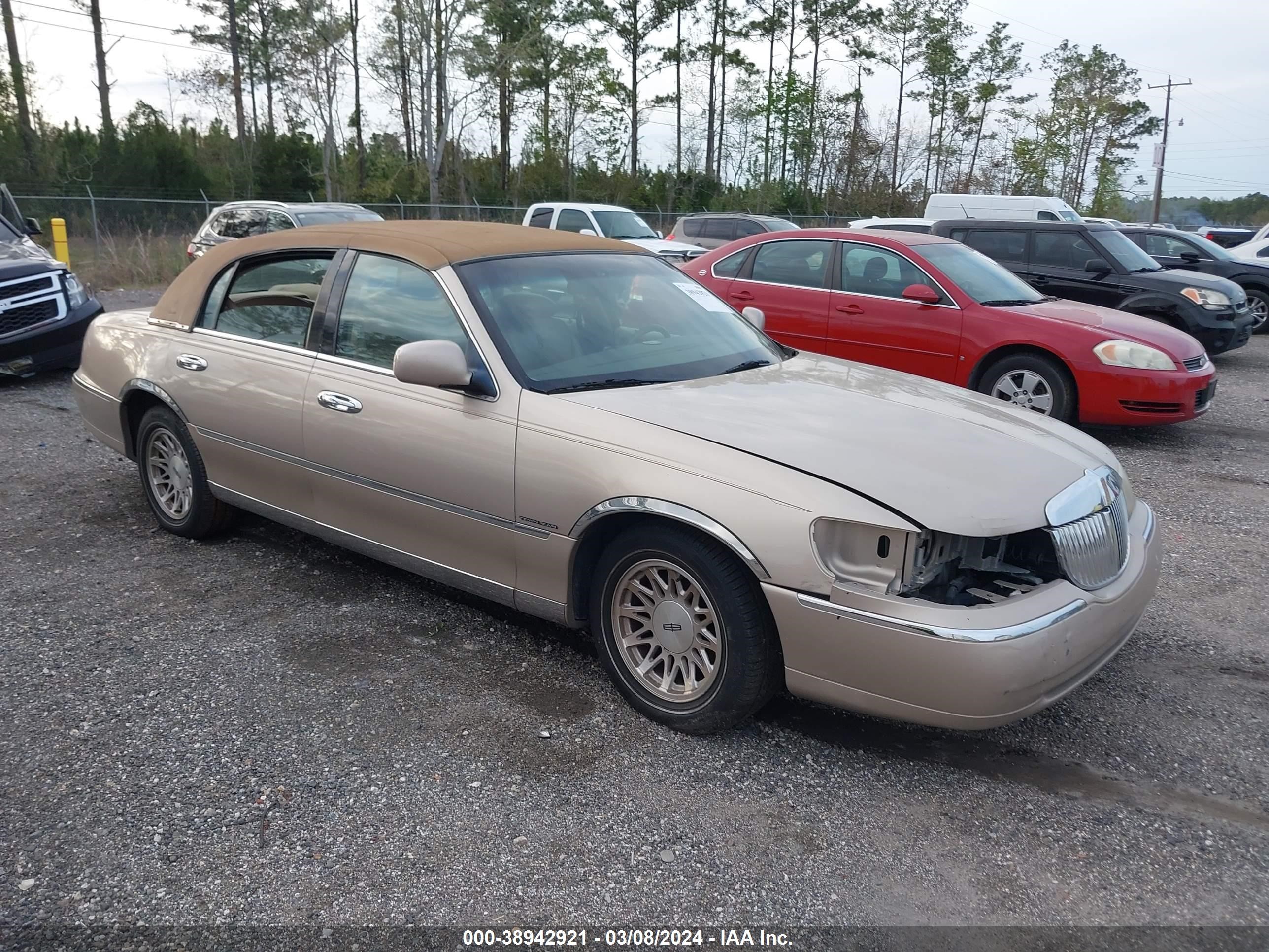 Photo 0 VIN: 1LNFM82W9WY696040 - LINCOLN TOWN CAR 