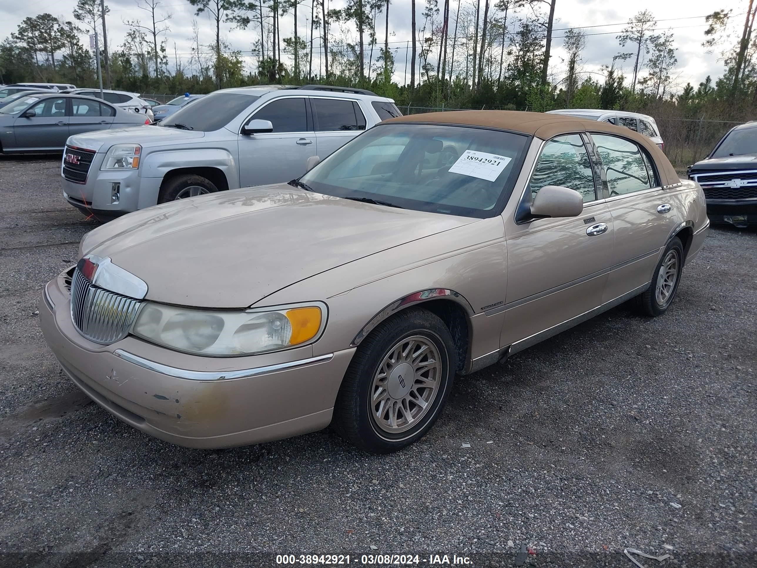 Photo 1 VIN: 1LNFM82W9WY696040 - LINCOLN TOWN CAR 