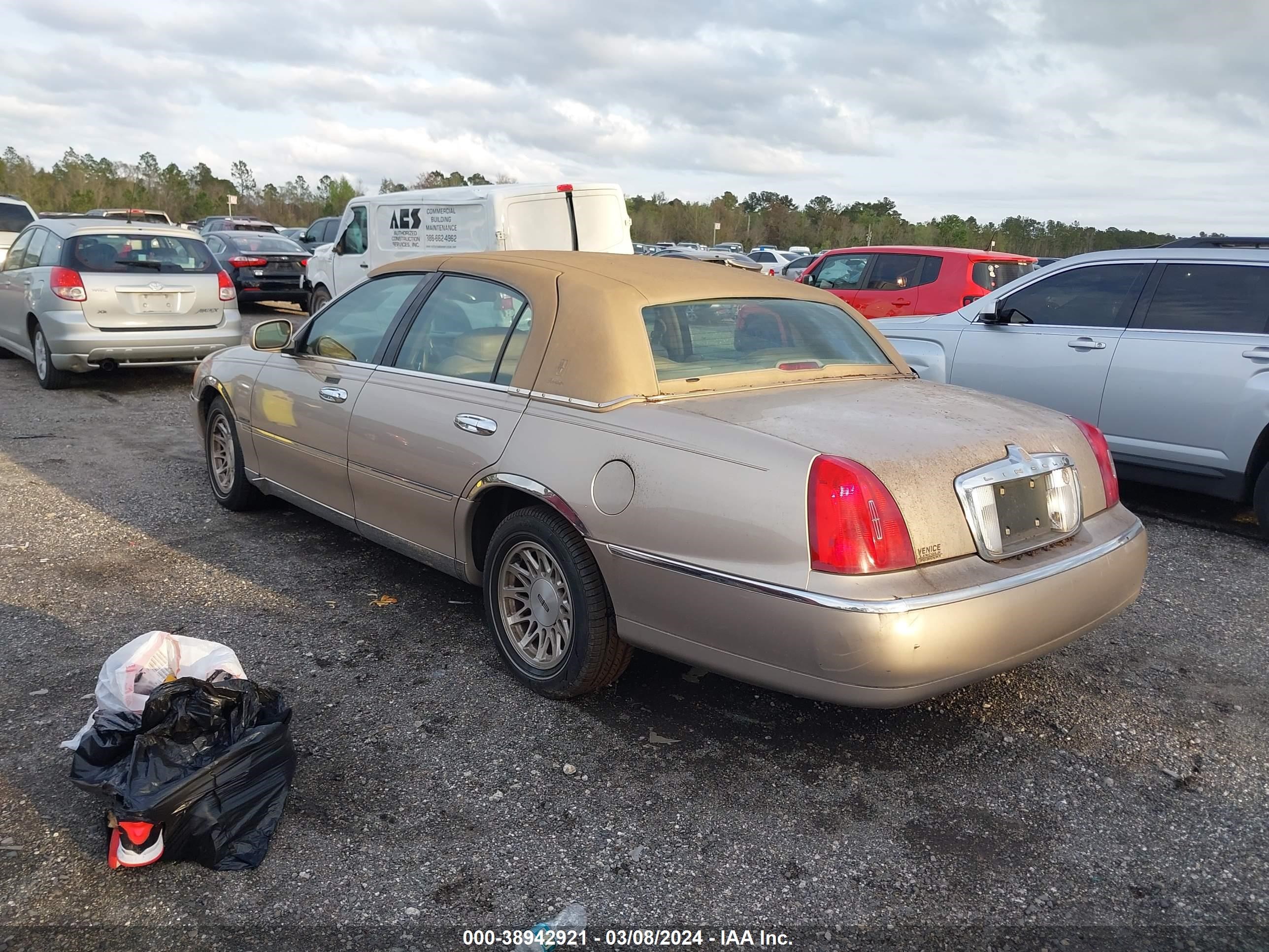 Photo 2 VIN: 1LNFM82W9WY696040 - LINCOLN TOWN CAR 