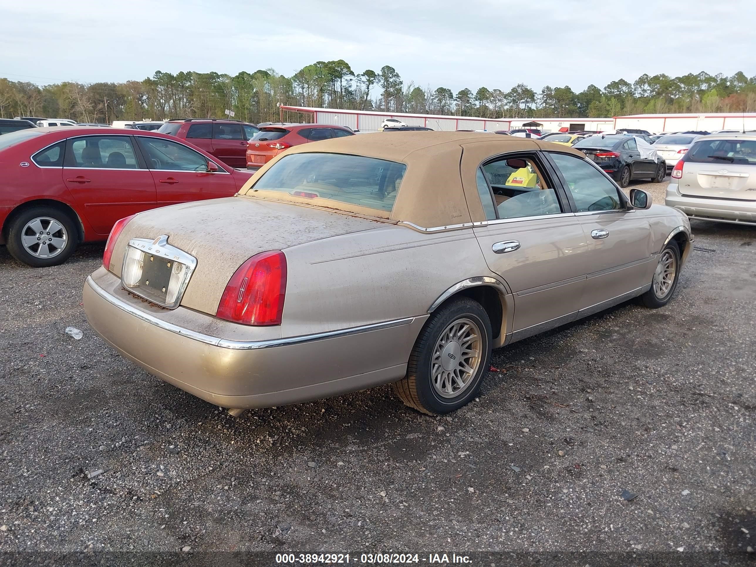 Photo 3 VIN: 1LNFM82W9WY696040 - LINCOLN TOWN CAR 