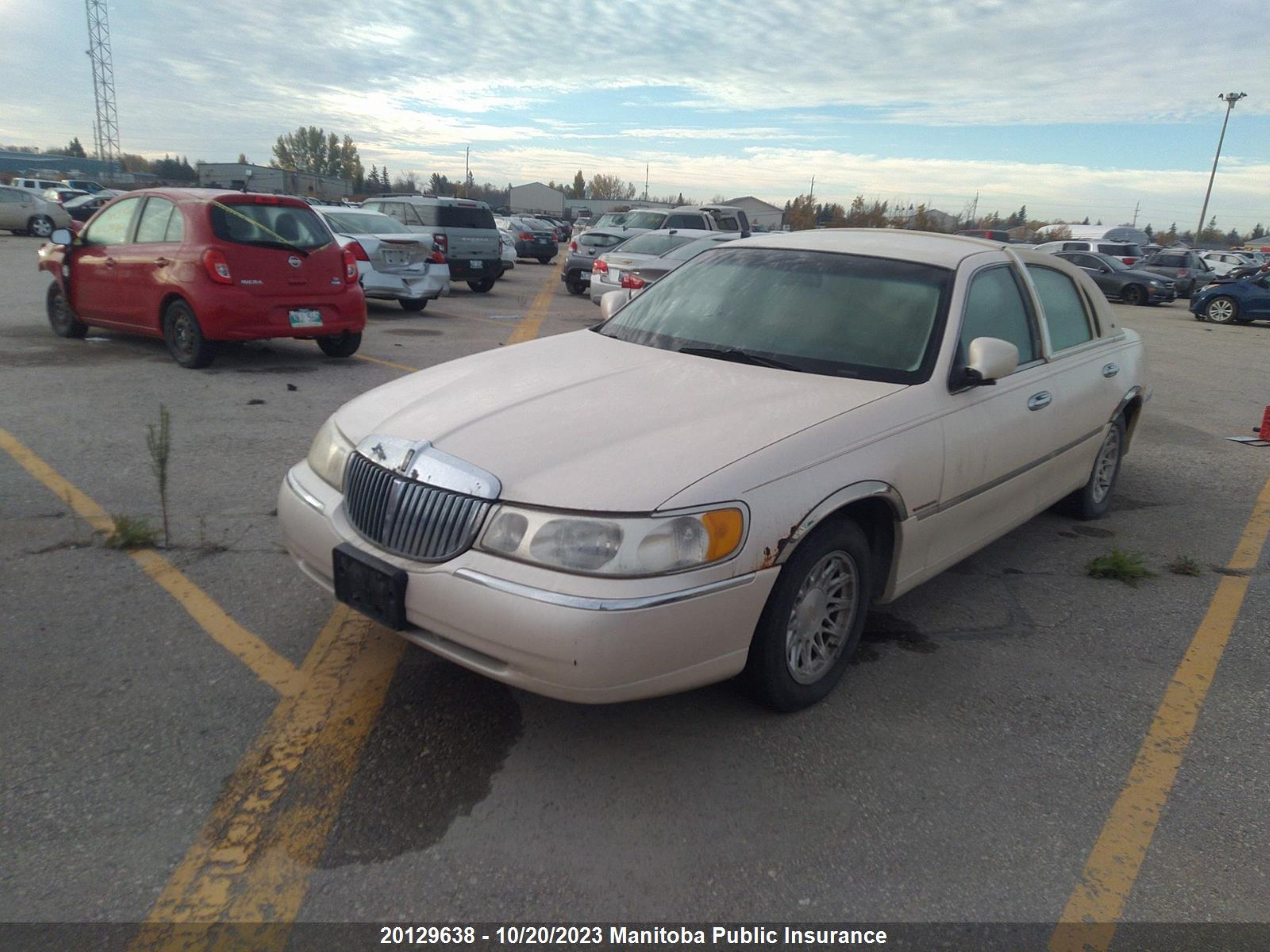 Photo 1 VIN: 1LNFM83W1WY623940 - LINCOLN TOWN CAR 