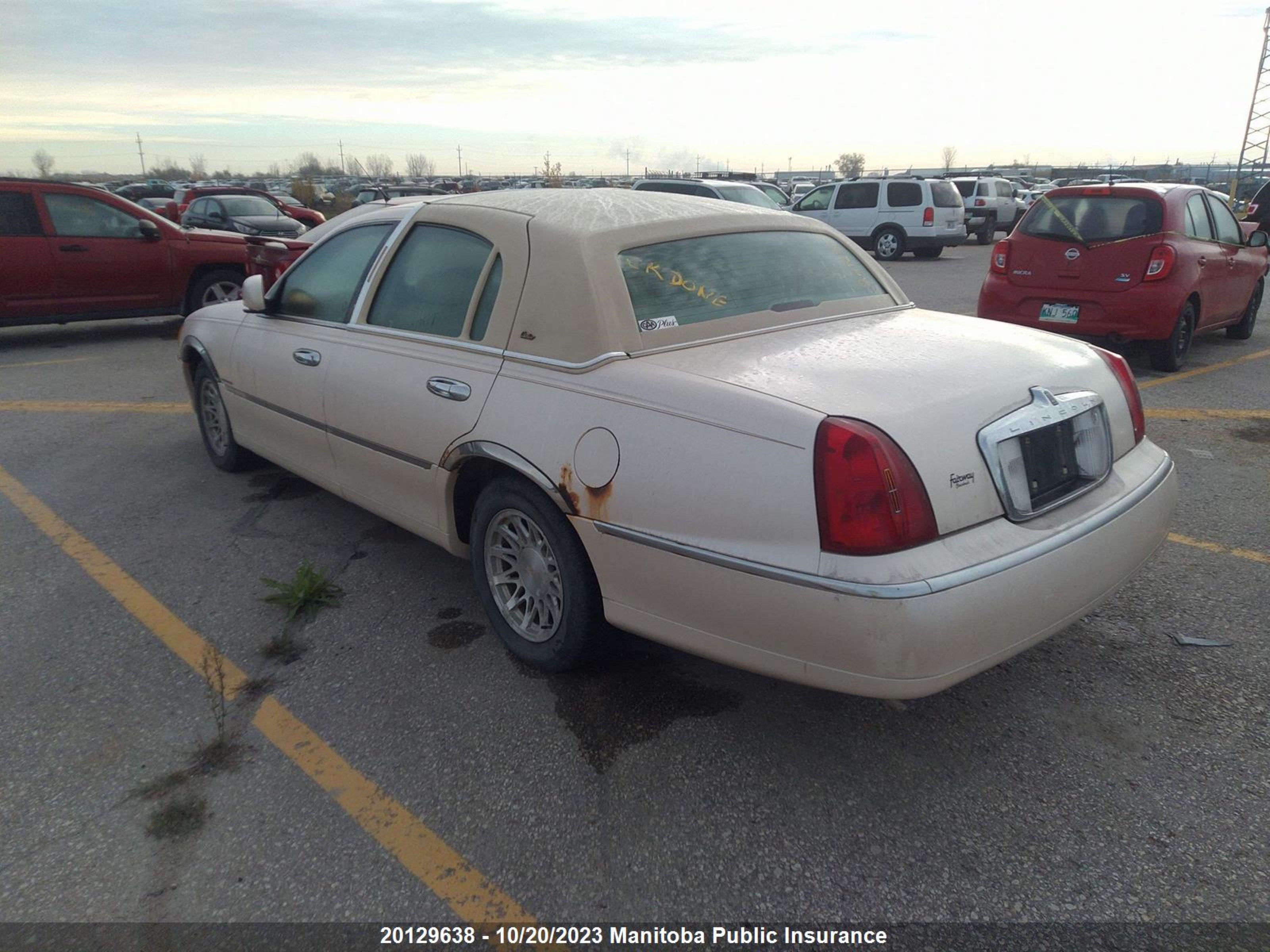 Photo 2 VIN: 1LNFM83W1WY623940 - LINCOLN TOWN CAR 